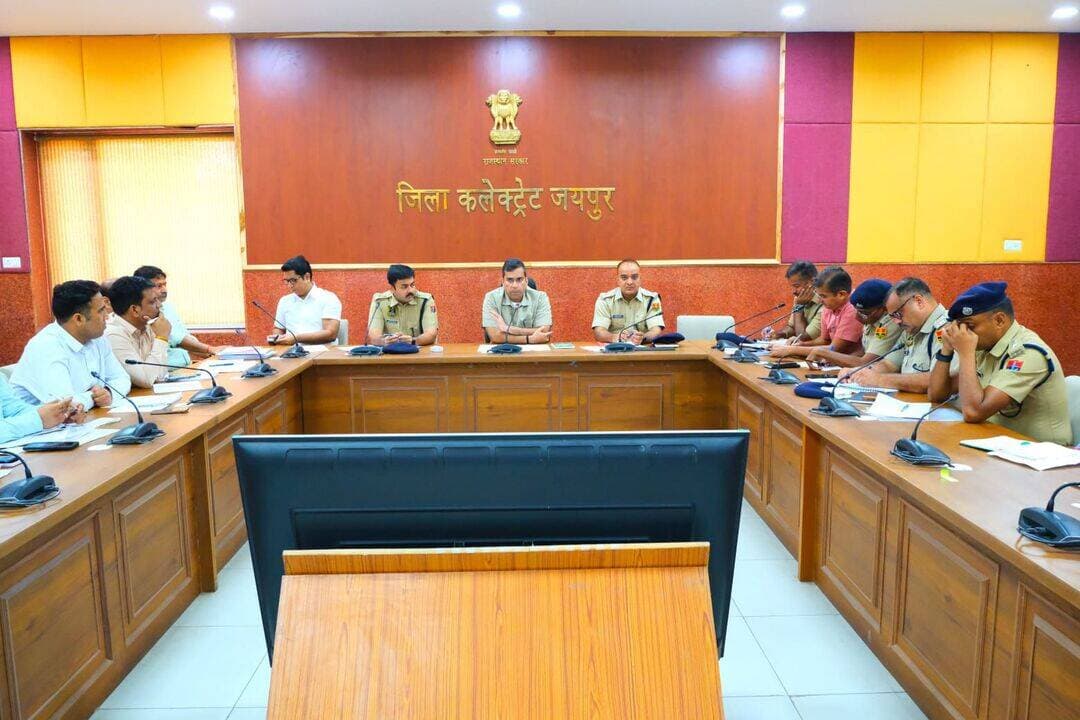 नगरीय निकाय आम चुनाव को पूर्ण निष्पक्षता, निर्भीकता व स्वतंत्रता से संपन्न कराएं, जिला निर्वाचन अधिकारी
संवेदनशील व क्रिटिकल मतदान केंद्रोें पर विशेष निगरानी रखनेे के निर्देश
जयपुर, 22 अगस्त। राज्य निर्वाचन आयोग द्वारा प्रदत्त निर्देशों की अनुपालना में जयपुर जिले के नगरीय निकाय आम चुनाव 2026 को पूर्ण निष्पक्षता, निर्भीकता व स्वतंत्रता के साथ संपन्न कराने के लिए जिला निर्वाचन अधिकारी (म्यूनिस्पिल) संदेश नायक की अध्यक्षता में शनिवार को कलेक्ट्रेट सभागार में सभी वार्डो के निर्वाचक रजिस्ट्रीकरण पदाधिकारीयों एवं संबंधित पुलिस अधिकारीयों के साथ बैठक हुई।
जिला निर्वाचन अधिकारी नें कहा कि राज्य निर्वाचन आयोग के निर्देशानुसार जयपुर जिले की 1 नगर निगम, 2 नगर परिषद् सहित 19 नगरीय निकायों के कुल 690 वार्डों के चुनावों को पूर्ण निष्पक्षता, निर्भीकता व स्वतंत्रता के साथ संपन्न कराना हम सबका नैतिक कर्तव्य है।
उन्हांेने बताया कि 27 अगस्त को चुनावों के लिए लोकसूचना जारी होगी। 31 अगस्त 2026 संबंधित रिर्टनिंग अधिकारी के यहां नामांकन पत्र प्रस्तुत करने की अंतिम तिथि है। मतदान दो चरणों में होगा- प्रथम चरण में 9 सितंबर 2026, बुधवार को नगर पालिकाओं एवं नगर परिषद में व दूसरा चरण 11 सितंबर 2026, शुक्रवार को नगर निगम के सभी वार्ड पार्षदों के चुनाव हेतु प्रातः 7 बजे से सांयः 6 बजे तक मतदान होगा।
उन्होंने सभी रजिस्ट्रीकरण पदाधिकारीयों व उनके समकक्ष पुलिस अधिकारीयों को उनके बूथों का मौका देखने एवं सभी आवश्यक जानकारियां प्राप्त कर चुनावों को सुचारू रूप से संपन्न कराने हेतु सभी आवश्यक व्यवस्थाएं सुनिश्चित करने के निर्देश प्रदान किए हैं। उन्होंने सभी संवेदनशील एवं क्रिटीकल मतदान केंद्रों की पहचान कर माकूल कानून व्यवस्था सुनिश्चित करने के र्निदेश भी दिए हैं। उन्हांेने चुनाव को पूर्ण निर्भीकता एवं निष्पक्षता के साथ संपन्न कराने के लिए असामाजिक तत्वों के संबंध में आवश्यक कानूनी कार्यवाही करने के निर्देश भी प्रदान किए हैं। चुनाव के दौरान मादक पदार्थों, अवैध हथियारों के परिवहन को रोकने हेतु क्षेत्रीय परिवहन, पुलिस व आबकारी अधिकारियों को संयुक्त रूप से चैकपोस्ट लगाकर वाहनों को नियमित रूप से चैक करने के निर्देश भी प्रदान किए हैं।
जिला निर्वाचन अधिकारी नें अनुज्ञापत्र धारियों के शस्त्र थानों में शीघ्र जमा कराने की कार्यवाही करने के निर्देश संबंधित पुलिस अधिकारियों को दिए हैं। उन्होंने संबंधित पुलिस अधिकारियों को साप्ताहिक कानून एवं व्यवस्था रिर्पोट नियमित रूप से जिला निर्वाचन कार्यालय को प्रेषित करने के निर्देश प्रदान किए हैं।
इस दौरान पुलिस अधिक्षक ग्रामीण हनुमान प्रसाद मीणा, पुलिस उपायुक्त पश्चिम प्रशांत किरण, उप जिला निर्वाचन अधिकारी मेघराज मीणा, अतिरिक्त जिला कलेक्टर जयपुर पूर्व नरेंद्र कुमार वर्मा, अतिरिक्त जिला कलेक्टर चतुर्थ आशीष कुमार, अतिरिक्त जिला कलेक्टर जयपुर दक्षिण युगांतर शर्मा सहित अन्य संबंधित अधिकारी उपस्थित थेे।