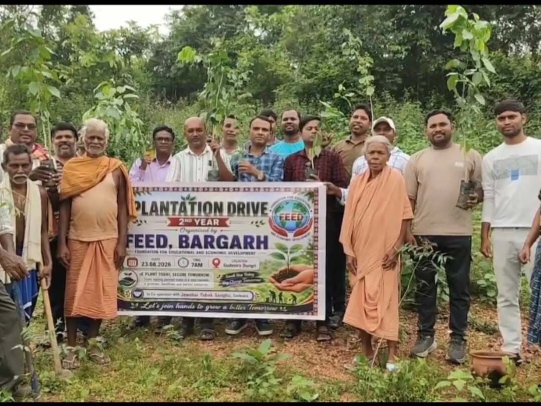 👉 ଅଗ୍ରଣୀ ଦାତବ୍ୟ ଅନୁଷ୍ଠାନ ଫିଡ୍ ଓ ଜବାହର ଯୁବକ ସଂଘ ଗୁଡ଼େଶିରାର ମିଳିତ ଉଦ୍ୟମରେ ବୃକ୍ଷରୋପଣ
ବରଗଡ଼ ଜିଲ୍ଲା ବରଗଡ଼ ବ୍ଲକ୍ ଅନ୍ତର୍ଗତ ଗୁଡ଼େଶିରା ଗ୍ରାମର ଡୁଙ୍ଗୁରୀ ଠାରେ ଅଗ୍ରଣୀ ଦାତବ୍ୟ ଅନୁଷ୍ଠାନ ଫିଡ୍ (ଫାଉଣ୍ଡେସନ ଫର୍ ଏଜୁକେସନାଲ ଆଣ୍ଡ ଇକୋନୋମିକ ଡେଭଲପମେଣ୍ଟ) ଏବଂ ଜବାହର ଯୁବକ ସଂଘ ଗୁଡ଼େଶିରାର ମିଳିତ ଉଦ୍ୟମରେ ବୃକ୍ଷରୋପଣ କାର୍ଯ୍ୟକ୍ରମ ଅନୁଷ୍ଠିତ ହୋଇ ଯାଇଛି। ଫିଡ୍ ଟ୍ରଷ୍ଟର ଚେୟାରମେନ ଫଣୀନ୍ଦ୍ର କୁମାର ତାଣ୍ଡିଙ୍କ ତତ୍ତ୍ଵାବଧାନରେ ଗୁଡ଼େଶିରା ଗ୍ରାମର ଡୁଙ୍ଗୁରି ଠାରେ ଥିବା ସତ୍ୟମହିମା ଧର୍ମ ଆଶ୍ରମ ପରିସରରେ ଲାଲମଣି ବାବା, ସୂର୍ଯ୍ୟ ମାତା, ମେଘନାଦ ବାବା,ତପନ ବାବା ପ୍ରଥମେ ଚାରା ରୋପଣ କରିଥିଲେ। ଏହାପରେ ଆଶ୍ରମ ସନ୍ନିକଟ ଯାତ୍ରା ପଡ଼ିଆର ଚତୁପାର୍ଶ୍ୱରେ ଚାରା ରୋପଣ କରା ଯାଇଥିଲା।ଏହି କାର୍ଯ୍ୟକ୍ରମରେ ସୁନ୍ଦରଗଡ଼ର ଜିଲ୍ଲା ସମୀକ୍ଷା ଅଧିକାରୀ ଫଣୀନ୍ଦ୍ର କୁମାର ତାଣ୍ଡି, ବରଗଡ଼ର ଏଡିସନାଲ୍ ସି.ଏସ.ଓ ଶମ୍ଭୁ ପ୍ରସାଦ ହରପାଲ, କଟାପାଲି କଲେଜର ପ୍ରିନ୍ସିପାଲ ସଞ୍ଜୀବ ସୁନା, ସମୀକ୍ଷା ତତ୍ତ୍ୱାବଧାରକ ଅରକ୍ଷିତ ଭୁଏ, ବଗେଇବିରା ଇଣ୍ଡିଆନ୍ ମିଲିଟାରୀ ଏକାଡେମୀର ପ୍ରତିଷ୍ଠାତା ପୁରନ୍ଦର ଭୋସାଗର, ସୋହେଲା ତହସିଲ କାର୍ଯ୍ୟାଳୟର ସେକ୍ସନ ଅଫିସର କ୍ରିଷ୍ଣା ସୁନା , ଶ୍ରିଗିଡା ଗ୍ରା.ପ.ର ପିଇଓ ରମେଶ ନାଗ, ପାଣିମୋରା ଗ୍ରା.ପ.ର ପିଇଓ ଓମ୍ ପ୍ରକାଶ ମହାନନ୍ଦ , ତବଡା ଗ୍ରା.ପ.ର ପିଇଓ ସେବାନନ୍ଦ ଭେଶ୍ରା, କେଛୋଦାଦର୍ ସେବାଶ୍ରମର ପ୍ରଧାନ ଶିକ୍ଷକ କ୍ଷୀରେଶ୍ୱର ତାଣ୍ଡି , କାଇଁଶିର ଆଶ୍ରମ ସ୍କୁଲର ପ୍ରଧାନ ଶିକ୍ଷକ ପ୍ରଦୀପ କୁମାର ନାଗ, ବିକାଶ ହସ୍ପିଟାଲ୍ ର ଲାବୋରାଟୋରି ଆସିଷ୍ଟାଣ୍ଟ ଲକ୍ଷ୍ମଣ ଛୁରିଆ , ଜବାହର ଯୁବକ ସଂଘର ମୋହନ ନାଗ , ସୀମା ବିଭାର, ଧୀରେନ୍ଦ୍ର ଶିକା, କୁନ୍ଦ। ତାଣ୍ଡି, ଶ୍ଳୋକ ଛତର ଏବଂ ତୁସନ୍ତ ସୁନା ପ୍ରମୁଖଙ୍କ ସହ ଅନ୍ୟାନ୍ୟ ସ୍ୱେଚ୍ଛାସେବୀ ସଂଗଠନର ବ୍ୟକ୍ତି ଉପସ୍ଥିତ ରହି ବୃକ୍ଷରୋପଣରେ ସହଯୋଗ କରିଥିଲେ। ତତ୍ ସହିତ ଗ୍ରାମର ବହୁ ଯୁବକ ମଧ୍ୟ ଏହି କାର୍ଯ୍ୟକ୍ରମରେ ସାମିଲ୍ ହୋଇଥିଲେ। ବୃକ୍ଷରୋପଣ କାର୍ଯ୍ୟକ୍ରମ ପରେ ଯାତ୍ରାପଡ଼ିଆ ମଧ୍ୟରେ ଥିବା ମହିମା ଯଜ୍ଞମଣ୍ଡପ ଠାରେ ଏକ ଆଲୋଚନାଚକ୍ର ମଧ୍ୟ ଅନୁଷ୍ଠିତ ହୋଇଥିଲା। ପୃଥିବୀରେ ଦିନକୁ ଦିନ ବଢ଼ି ଚାଲିଥିବା ଗ୍ଲୋବାଲ ୱାର୍ମିଂ ଏବଂ ଏହାର ପ୍ରତିକାର , ପ୍ଲାଷ୍ଟିକ ମୁକ୍ତ ଭାରତ ତଥା ବହୁ ମାତ୍ରାରେ ବୃକ୍ଷରୋପଣ ପୂର୍ବକ ଜଳ,ଜମି ଏବଂ ଜଙ୍ଗଲର ସଂରକ୍ଷଣ ଉପରେ ଆଲୋଚନା କରାଗଲା। ଶେଷରେ ମୋହନ ସୁନା ସମସ୍ତଙ୍କୁ ଧନ୍ୟବାଦ ଅର୍ପଣ କରିଥିଲେ।