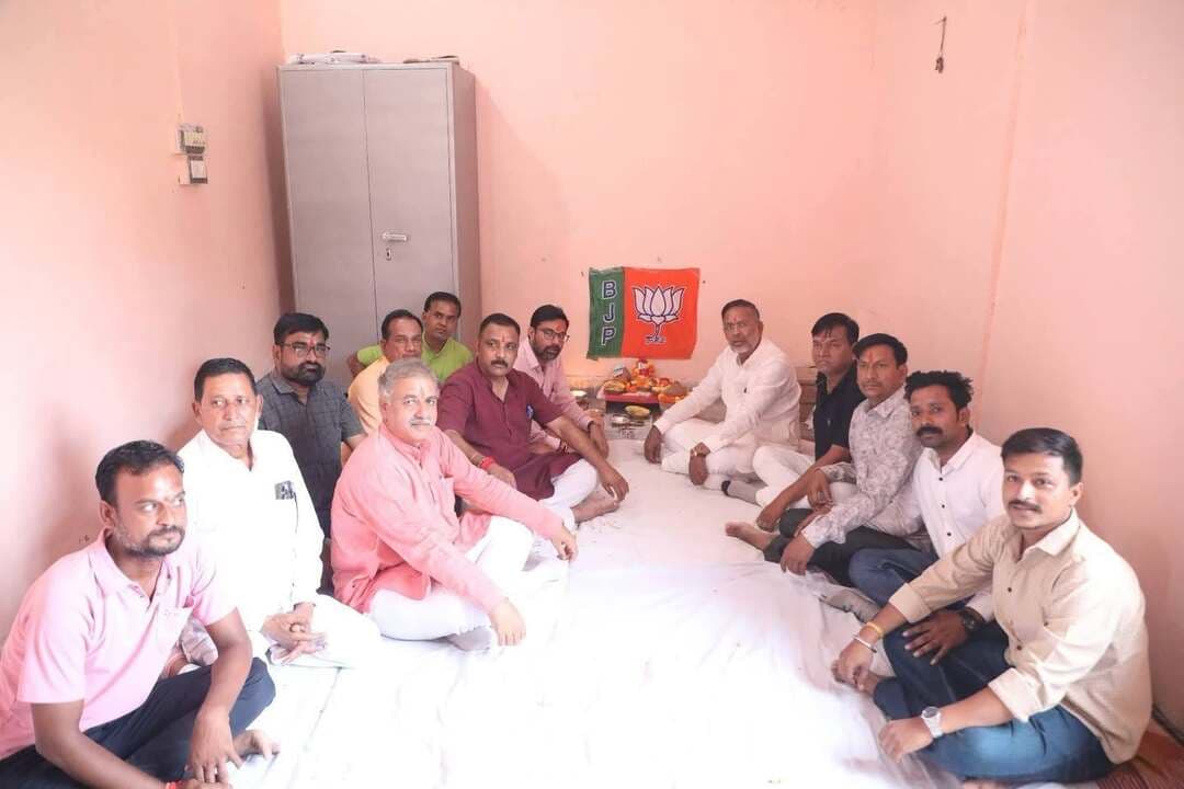 सांगोद में आगामी नगर निकाय चुनाव के दृष्टिगत सांगोद में भारतीय जनता पार्टी के चुनाव कार्यालय का शुभारंभ हुआ। ऊर्जा मंत्री हीरालाल नागर ने पार्टी के पदाधिकारियों एवं कर्मठ कार्यकर्ताओं से संवाद कर आगामी नगर पालिका चुनाव की तैयारियों, संगठनात्मक रणनीति एवं बूथ स्तर की व्यवस्थाओं को लेकर सार्थक विचार-विमर्श किया।
इस दौरान सांगोद नगरपालिका चुनाव प्रभारी किशनगंज विधायक ललित मीणा व ललित शर्मा सहित मण्डल पदाधिकारी उपस्थित रहें।
#BJP #भाजपा #सांगोद #नगरनिकायचुनाव2026 #विजयीभाजपा #कमलखिलेगा #संगठनकीशक्ति
#Sangod #सांगोद_नगरपालिका #Heeralalnagar