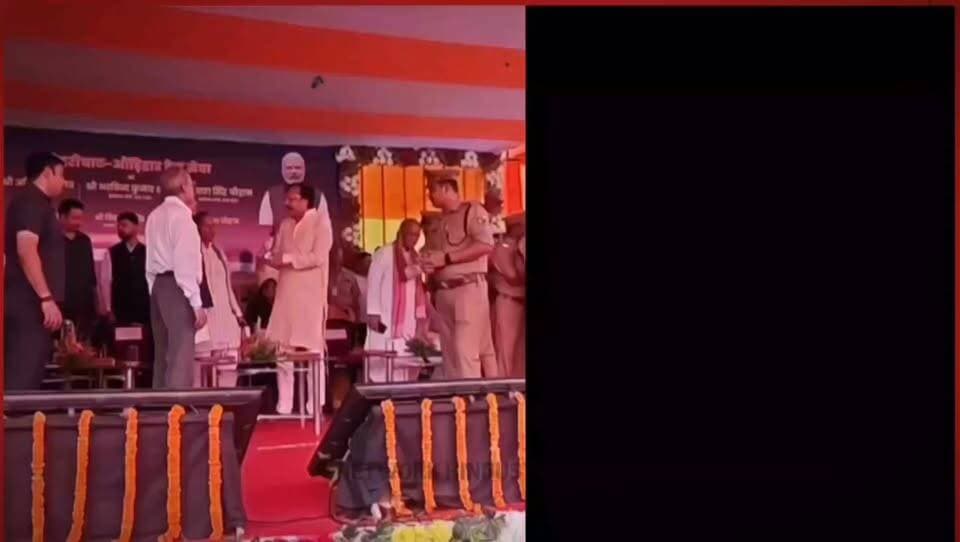 अखिलेश यादव के सबसे भरोसेमंद सहयोगियों में शुमार और पूर्वांचल की राजनीति में अपनी मजबूत पकड़ रखने वाले घोसी सांसद राजीव राय के राजनीतिक सफर पर एक खास रिपोर्ट:
🔥 घोसी सांसद राजीव राय: ज़मीन से उठकर संसद तक का सफर!
अखिलेश यादव के बेहद करीबी और पूर्वांचल में समाजवादी पार्टी का बड़ा चेहरा बने राजीव राय की यह कहानी हर किसी को प्रेरित करती है। जानिए कैसे एक सामान्य बैकग्राउंड से निकलकर उन्होंने अपनी राजनीतिक पहचान बनाई और संसद तक पहुंचे।
देखिए राजीव राय के शुरुआती दिनों से लेकर आज के बड़े नेता बनने तक की पूरी इनसाइड स्टोरी! 📺👇
पूरा वीडियो देखें और अपनी राय कमेंट में जरूर दें!
#RajeevRai #SamajwadiParty #AkhileshYadav #Ghosi #GhosiNews #PurvanchalPolitics #UPPolitics #NetworkHindustanNews #NetworkHindustan