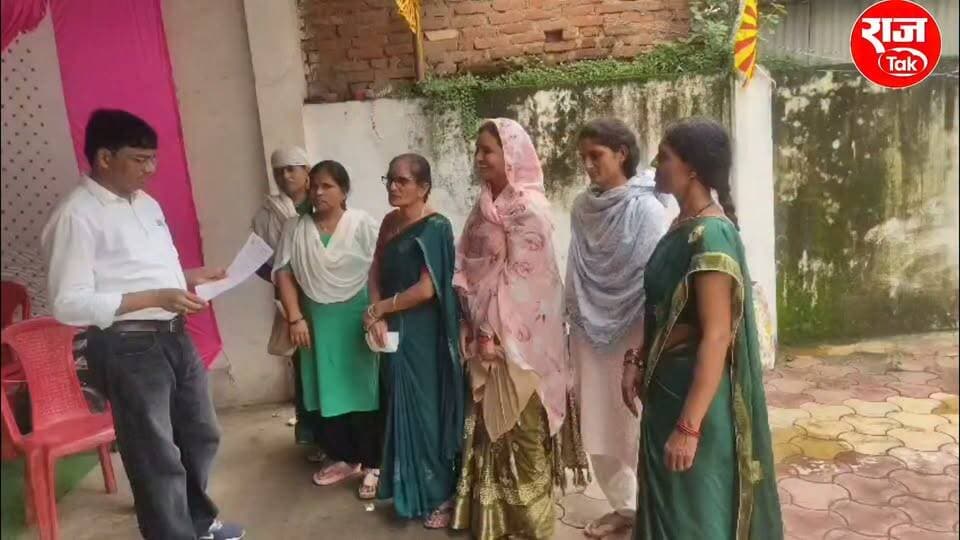 सामुदायिक स्वास्थ्य केंद्र देवेन्द्रनगर में एएनएम संघ ने सीबीएमओ डॉ. अभिषेक जैन को सौंपा ज्ञापन