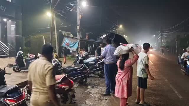 ହେଦେରେ ପିଲେ...
V2 ମଲ କେ ଫାଇନ, ବାଇକ ମାନଙ୍କର କାଟିଲା ଚାଲାଣ