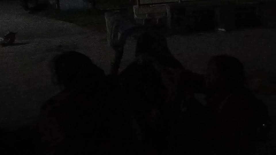 पहाड़ी थाना क्षेत्र में करही नाला में डूबने से बालिका सहित दो बच्चों की मौत,परिजनों में मचा कोहराम
मामला चित्रकूट पहाड़ी थाना क्षेत्र के बाबूपुर गांव के गिरधर पुरवा मजरे में रविवार शाम कर्वी 5 बजे करही नाला में स्नान करने गए दो बच्चों की डूबने से मौत हो गई। मृतक 7 वर्षीय मनदीप पुत्र राममिलन यादव और 10 वर्षीय पायल पुत्री कौशलेंद्र के परिजनों न बताया कि दोनों बच्चे रविवार करीब पांच बजे गांव के पास स्थित करही नाला में स्नान करने गए थे। इसी दौरान दोनों गहरे पानी में डूब गए घटना की सूचना मिलते ही पुलिस मौके पर पहुंची और स्थानीय लोगों की मदद से दोनों बच्चों नाला से निकाल कर परिजन सामुदायिक स्वास्थ्य केंद्र पहाड़ी लेकर पहुंचे, जहां चिकित्सकों ने उन्हें मृत घोषित कर दिया घटना के बाद परिवार में कोहराम मच गया पुलिस ने मामले की जांच शुरू कर आवश्यक विधिक कार्रवाई की है