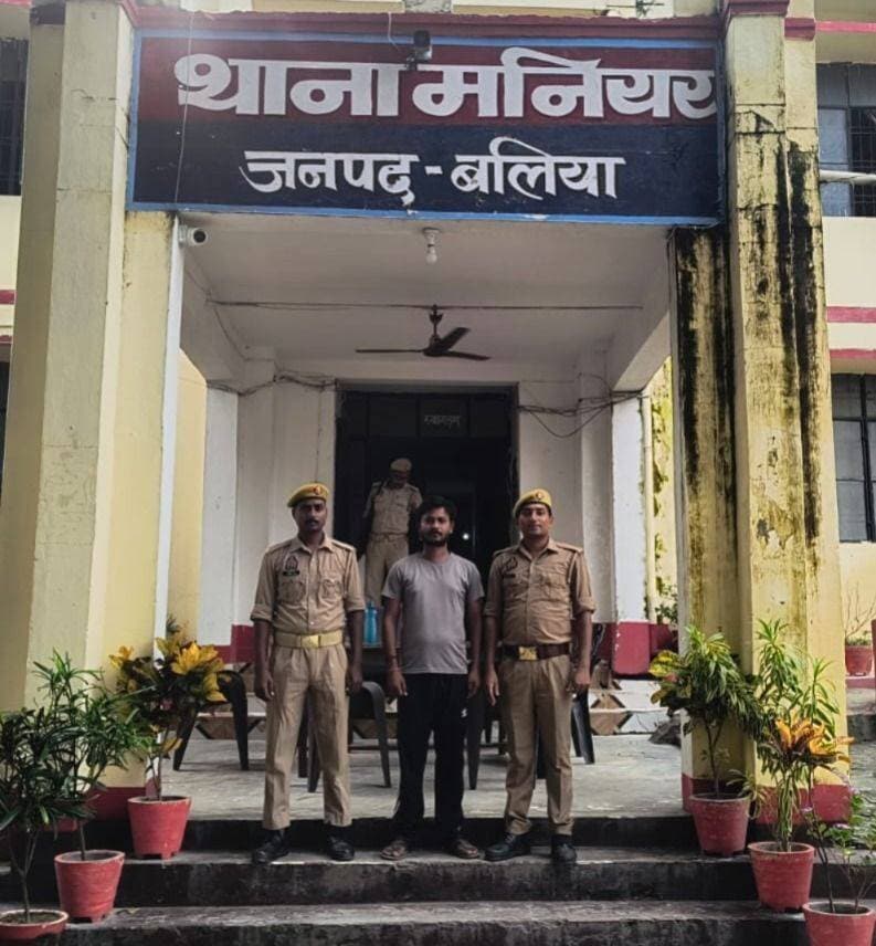 NBW वारंट पर मनियर पुलिस की कार्रवाई, 25 वर्षीय वारण्टी गिरफ्तार
बलिया: अपराध एवं अपराधियों के विरुद्ध चलाए जा रहे अभियान के तहत मनियर पुलिस ने न्यायालय से जारी गैर-जमानती वारंट (NBW) के क्रम में एक वारण्टी अभियुक्त को गिरफ्तार किया है। पुलिस ने गिरफ्तार अभियुक्त के विरुद्ध विधिक कार्रवाई पूरी कर उसे न्यायालय भेज दिया।
पुलिस के अनुसार, पुलिस अधीक्षक बलिया ओमवीर सिंह के निर्देशन, अपर पुलिस अधीक्षक (उत्तरी) दिनेश कुमार शुक्ला के पर्यवेक्षण तथा क्षेत्राधिकारी बांसडीह जयशंकर मिश्र के नेतृत्व में मनियर पुलिस टीम ने यह कार्रवाई की।
उपनिरीक्षक वंशराज सिंह ने हमराह कांस्टेबल प्रमोद यादव के साथ न्यायालय SC/ST P Atrocities Special Court, बलिया द्वारा जारी NBW के क्रम में सेशन केस संख्या 779/2025 से संबंधित वारण्टी राकेश राजभर (25) पुत्र सुधाकर राजभर, निवासी चांदूपाकड़, थाना मनियर, जनपद बलिया को उसके घर से रविवार को करीब 2:50 बजे गिरफ्तार किया।
गिरफ्तारी के बाद थाना स्थानीय पर आवश्यक विधिक कार्रवाई पूरी करते हुए अभियुक्त को माननीय न्यायालय के समक्ष पेश किया गया।
गिरफ्तार करने वाली पुलिस टीम:
उ0नि0 वंशराज सिंह और का0 प्रमोद यादव, थाना मनियर, जनपद बलिया।
<nis:link nis:type=tag nis:id=बलिया_पुलिस nis:value=बलिया_पुलिस nis:enabled=true nis:link/> <nis:link nis:type=tag nis:id=मनियर_पुलिस nis:value=मनियर_पुलिस nis:enabled=true nis:link/> <nis:link nis:type=tag nis:id=गिरफ्तारी nis:value=गिरफ्तारी nis:enabled=true nis:link/> <nis:link nis:type=tag nis:id=nbw_वारंट nis:value=NBW_वारंट nis:enabled=true nis:link/> <nis:link nis:type=tag nis:id=ballianews nis:value=BalliaNews nis:enabled=true nis:link/>