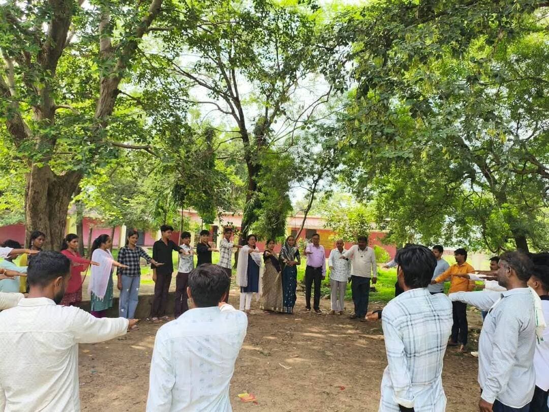 सीएमसीएलडीपी कार्यक्रम से विद्यार्थियों में होगा नेतृत्व क्षमता का विकास-श्रीमती गुड्डी बाई
एक पेड़ माँ के नाम अभियान अंतर्गत पौधरोपण
-----
योजना एवं सांख्यिकी विभाग मध्यप्रदेश शासन के सहयोग से जन अभियान परिषद द्वारा संचालित मुख्यमंत्री सामुदायिक नेतृत्व क्षमता विकास कार्यक्रम के अन्तर्गत बीएसडब्ल्यू एवं एमएसडब्ल्यू की कक्षाओं का शासकीय उत्कृष्ट उमावि विद्यालय कराहल में समारोहपूर्वक शुभारंभ किया गया।
इस अवसर पर कार्यक्रम की मुख्य अतिथि सहरिया विकास प्राधिकरण की अध्यक्ष कैबीनेट मंत्री दर्जा श्रीमती गुड्डी बाई आदिवासी ने कहा कि जन अभियान परिषद द्वारा गांव के युवाओं को अपनी पढाई को आगे बढाने के लिए अनुकरणीय पहल की गई है तथा विद्यार्थियों को बीएसडब्ल्यू एवम् एम एस डब्ल्यू जैसे रोजगारोमुन्खी पाठ्यक्रम से जोडा गया है। सीएमसीएलडीपी कार्यक्रम से विद्यार्थियों में नेतृत्व क्षमता का विकास होगा।
ठस अवसर पर विशिष्ट अतिथि के रूप में सहायक प्राध्यापक गर्ल्स कॉलेज श्योपुर डॉ मनीष कुमार सैनी एवं डॉ संजय सिंह उपस्थित रहे। इसके साथ ही कार्यक्रम में खंड पंचायत अधिकारी कराहल श्री सुरेश चन्द जाटव, जन अभियान परिषद की जिला समन्वयक श्रीमती नेहा सिंह, ब्लॉक समन्वयक श्रीमती नीतू गौतम उपस्थित रही। कार्यक्रम के शुरूआत माँ सरस्वती की पूजा अर्चना एवं माल्यार्पण के साथ हुई।
विशिष्ट अतिथी डॉ मनीष कुमार सैनी ने कहा कि हमें आगे बढने के लिए स्वयं को बिचार करना पडेगा हम यदि एम एस डब्ल्यू एवम् बी एस डब्ल्यू कर रहे हैं तो हमें डिग्री तो मिलेगी ही साथ ही हमारे अन्दर नेतृत्व करने की क्षमताओं का विकास होगा। डॉ संजय सिंह ने कहा कि विद्यार्थी उक्त पाठ्यक्रम के तहत प्रत्येक रविवार को लगने वाली कक्षाओं में सहभागिता कर अपना अध्ययन करें। इसके पूर्व जिला समन्वयक श्रीमती नेहा सिंह द्वारा जनअभियान परिषद के माध्यम से ग्राम विकास के लिए किये जा रहे कार्यों को लेकर विस्तार से जानकारी दी गई। कार्यक्रम का संचालन परामर्शदाता श्री वीरेन्द्र कुमार पाराशर द्वारा किया गया। कार्यक्रम के अंत में जन अभियान परिषद की व्लॉक समन्वयक श्रीमती नीतू गौतम द्वारा आभार व्यक्त किया गया। इस अवसर पर नवप्रवेशित बीएसडब्ल्यू एवम् एमएसडब्ल्यू के विद्यार्थियों को अतिथियों द्वारा पुस्तके प्रदान की गई। इस अवसर पर विद्यालय परिसर में एक पेड माँ के नाम अभियान अंतर्गत पौधरोपण किया गया तथा पर्यावरण संरक्षण, स्वच्छता तथा नशा मुक्ति की शपथ ली गई।
कार्यक्रम में मेंटर्स सुश्री संध्या गौतम, श्री प्रमोद तिवारी, श्री गोवर्धन, श्री रामवरन कुशवाह, नवांकुर संस्थाओं से श्री दीपक गुप्ता, श्री लाखन सिंह कुशवाह, जनपद पंचायत से श्री अशोक शर्मा आदि उपस्थित रहे।
-
CM Madhya Pradesh
Jansampark Madhya Pradesh
#JansamparkMP
#sheopur