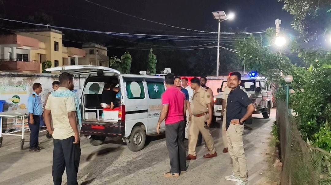 🚨 अलीनगर में बाइक-CNG ऑटो की आमने-सामने टक्कर, चौकीदार-पुत्र समेत 3 घा/यल
लखीसराय जिले के सूर्यगढ़ा थाना क्षेत्र अंतर्गत अलीनगर स्थित प्रभात लाइन होटल के समीप रविवार शाम करीब 7:30 बजे सवारी से भरी CNG ऑटो और मोटरसाइकिल के बीच आमने-सामने जोरदार टक्कर हो गई। हा/दसे में मोटरसाइकिल चालक समेत तीन लोग घाय/ल हो गए। दु/र्घटना के बाद मौके पर अफरा-तफरी मच गई और स्थानीय लोगों की भीड़ जमा हो गई।
सूचना मिलते ही सूर्यगढ़ा थाना पुलिस मौके पर पहुंची और सभी घाय/लों को तत्काल सामुदायिक स्वास्थ्य केंद्र सूर्यगढ़ा पहुंचाया। चिकित्सकों ने प्राथमिक उपचार के बाद गंभीर रूप से घा/यल बाइक चालक को बेहतर इलाज के लिए सदर अस्पताल लखीसराय रेफर कर दिया। उसकी पहचान तत्काल नहीं हो सकी।
घा/यलों में सूर्यगढ़ा थाना में चौकीदार के रूप में कार्यरत चननिया गांव निवासी स्वर्गीय उपेंद्र यादव के 55 वर्षीय पुत्र उमेश यादव तथा चौकीदार रामदेव पासवान के पुत्र ज्योतिष कुमार शामिल हैं। ज्योतिष कुमार की आंख में गंभीर चोट आने के कारण चिकित्सकों ने बेहतर इलाज के लिए उन्हें भी रेफर कर दिया। वहीं, घा/यल चौकीदार उमेश यादव का सूर्यगढ़ा सीएचसी में इलाज उपरान्त घर लौट गए
घाय/ल चौकीदार उमेश यादव ने बताया कि वह थाना में ड्यूटी समाप्त कर CNG ऑटो से घर लौट रहे थे। इसी दौरान लखीसराय की ओर से तेज रफ्तार में आ रही बाइक ने सामने से ऑटो में जोरदार टक्कर मार दी। हादसे में बाइक BR53F 9821 और CNG ऑटो BR53P 1753 क्षतिग्रस्त हो गए।
पुलिस ने दोनों दुर्घटनाग्रस्त वाहनों को जब्त कर थाना ले आई है। सूर्यगढ़ा थानाध्यक्ष रोहित कुमार सिंह ने बताया कि बाइक चालक की पहचान नहीं हो सकी है। बाइक नंबर के आधार पर उसकी पहचान का प्रयास किया जा रहा है। वहीं, CNG ऑटो चालक एवं अन्य यात्री मौके से निकल गए। पुलिस मामले की जांच में जुटी है।
🔴 सवाल यही—तेज रफ्तार पर लगाम कब?
#सूर्यगढ़ा #अलीनगर #लखीसराय #सड़कहादसा #CNGऑटो #RoadAccident #BreakingNews