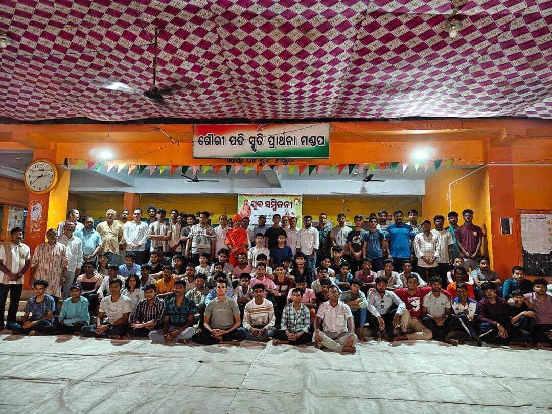 ବୌଦ୍ଧରେ RSS ପକ୍ଷରୁ 'ଯୁବ ସମ୍ମିଳନୀ' ଆୟୋଜିତ
ବୌଦ୍ଧ: ରାଷ୍ଟ୍ରୀୟ ସ୍ଵୟଂସେବକ ସଂଘ (RSS), ବୌଦ୍ଧ ନଗର ପକ୍ଷରୁ ସ୍ଥାନୀୟ ସରସ୍ଵତୀ ଶିଶୁ ବିଦ୍ୟା ମନ୍ଦିର ପରିସରରେ ଏକ ବିଶାଳ 'ଯୁବ ସମ୍ମିଳନୀ' କାର୍ଯ୍ୟକ୍ରମ ଆୟୋଜିତ ହୋଇଯାଇଛି। ଯୁବସମାଜକୁ ସ୍ଵାମୀ ବିବେକାନନ୍ଦଙ୍କ ଆଦର୍ଶରେ ଅନୁପ୍ରାଣିତ କରିବା ଏବଂ ରାଷ୍ଟ୍ର ନିର୍ମାଣରେ ସେମାନଙ୍କର ଭାଗୀଦାରୀକୁ ସୁଦୃଢ଼ କରିବା ଏହି ସମ୍ମିଳନୀର ମୁଖ୍ୟ ଉଦ୍ଦେଶ୍ୟ ଥିଲା।
ଏହି କାର୍ଯ୍ୟକ୍ରମରେ ଜିଲ୍ଲା ସଂଘ ଚାଳକ ସୂର୍ଯ୍ୟକାନ୍ତ ଦଳବେହେରା ଅଧ୍ୟକ୍ଷତା କରିଥିବା ବେଳେ ବିଭାଗ ବୌଦ୍ଧିକ ପ୍ରମୁଖ ଦେବବ୍ରତ ପାଣିଗ୍ରାହୀ ମୁଖ୍ୟ ବକ୍ତା ଭାବେ ଯୋଗଦେଇ ଯୁବକମାନଙ୍କୁ ଚରିତ୍ର ଗଠନ, ଦେଶସେବା ଏବଂ ସମାଜ ପ୍ରତି ନିଜର କର୍ତ୍ତବ୍ୟ ବିଷୟରେ ମାର୍ଗଦର୍ଶନ ପ୍ରଦାନ କରିଥିଲେ।
ଏଥିସହିତ, ଜିଲ୍ଲା କାର୍ଯ୍ୟବାହ ଇନ୍ଦୁଭୂଷଣ ମହାକୁଡ଼ ସମ୍ମାନିତ ଅତିଥି ଭାବେ ଉପସ୍ଥିତ ଥିଲେ। ସମଗ୍ର କାର୍ଯ୍ୟକ୍ରମକୁ ନଗର କାର୍ଯ୍ୟବାହ ଦିଲ୍ଲୀପ କୁମାର ସାହୁ ସଫଳତାର ସହ ପରିଚାଳନା କରିଥିଲେ। ଏହି ଯୁବ ସମ୍ମିଳନୀରେ ସ୍ଥାନୀୟ ଅଞ୍ଚଳର ବହୁ ଯୁବକ ଓ ସଂଘର ସ୍ଵୟଂସେବକମାନେ ଉତ୍ସାହର ସହ ଯୋଗଦେଇଥିଲେ
#RSS #YouthConclave #Boudh #Inspiration #Nationalism #yuvasammilani