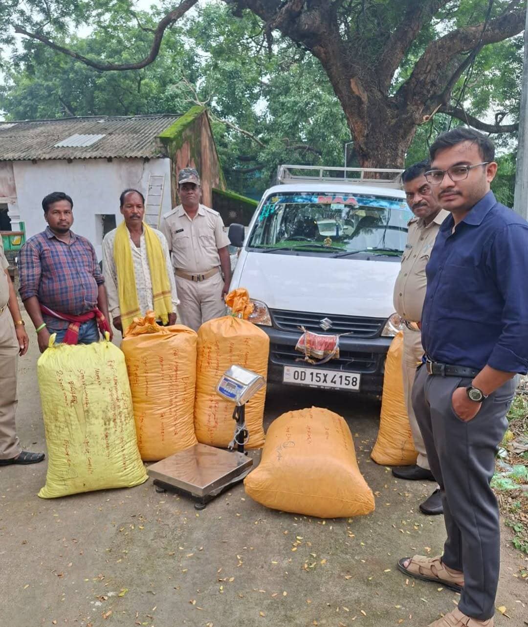 ମନମୁଣ୍ଡା ପୋଲିସ ଦ୍ୱାରା ବିପୁଳ ପରିମାଣର ଗଞ୍ଜେଇ ଜବତ!
ଯୋଗୀନ୍ଦ୍ରପୁର-ଗୋଛାପଡ଼ା ରାସ୍ତାରେ ପେଟ୍ରୋଲିଂ ସମୟରେ ମନମୁଣ୍ଡା ପୋଲିସ ଟିମ୍ ଏକ ସନ୍ଦେହଜନକ ମାରୁତି ସୁଜୁକୀ Eeco ଗାଡ଼ି (OD-15X-4158) କୁ ଅଟକାଇଥିଲେ। ପୋଲିସକୁ ଦେଖି ଗାଡ଼ି ଡ୍ରାଇଭର ଘଟଣାସ୍ଥଳରୁ ଫେରାର ହୋଇଯାଇଥିଲା।
ଏକ୍ସିକ୍ୟୁଟିଭ୍ ମାଜିଷ୍ଟ୍ରେଟ୍ ଏବଂ ସାକ୍ଷୀମାନଙ୍କ ଉପସ୍ଥିତିରେ ଗାଡ଼ିରୁ ୫ଟି ବସ୍ତାରେ ଥିବା ମୋଟ ୧ କୁଇଣ୍ଟାଲ ୩୦ କେଜି ୭୫୦ ଗ୍ରାମ ଗଞ୍ଜେଇ ସହ ଗାଡ଼ିଟିକୁ ଜବତ କରାଯାଇଛି।
ଏହି ଘଟଣାରେ ଫେରାର ଡ୍ରାଇଭର ନାମରେ ମାମଲା ରୁଜୁ କରାଯାଇ ପୋଲିସ ପକ୍ଷରୁ ଅଧିକ ତଦନ୍ତ ଜାରି ରହିଛି।
#OdishaPolice #Baudh #DrugFreeOdisha #CrimeNews #Odisha News