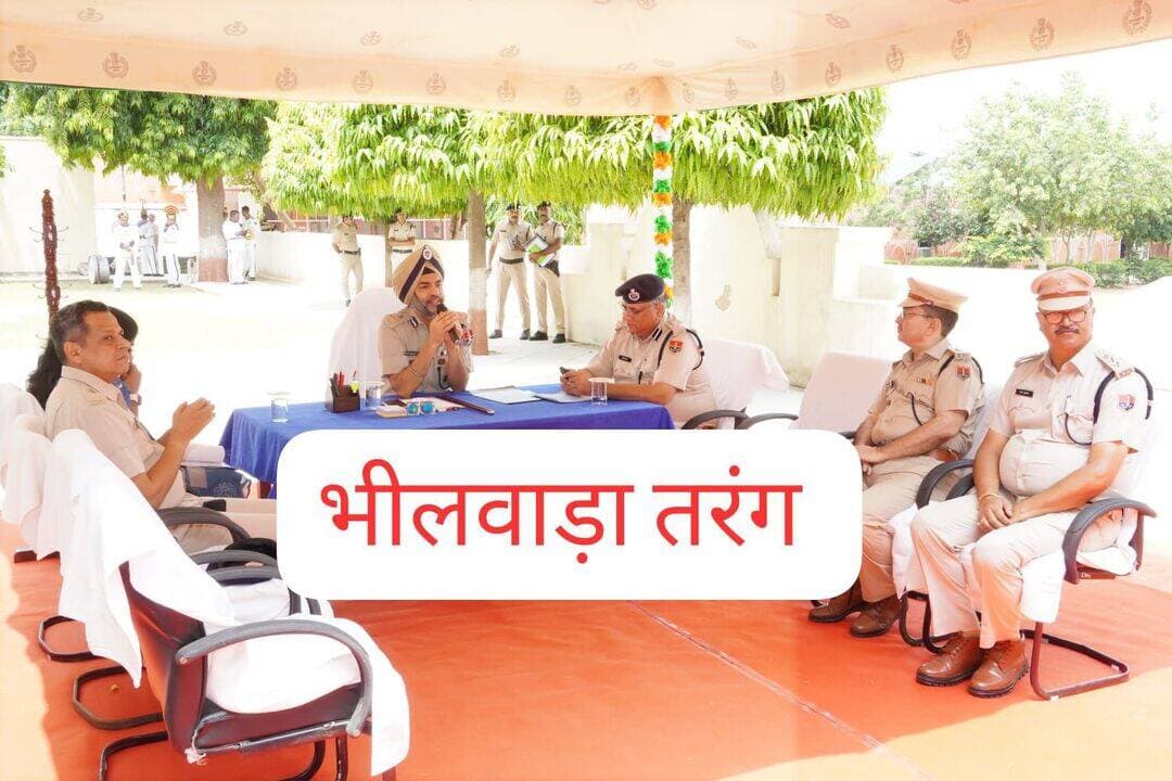 *राजस्थान पुलिस की 25 महिला कार्मिक लेंगी एनएसजी का 12 सप्ताह का कमाण्डो प्रशिक्षण*
° 24 अगस्त से मानेसर में शुरू होगा गहन प्रशिक्षण, एडीजी आर्म्स बटालियन्स रूपेन्द्र सिंघ ने जवानों को दी ब्रीफिंग
जयपुर से कमलेश आमेटा
जयपुर 23 अगस्त। राजस्थान पुलिस के आरएसी एवं एमबीसी कैडर से चयनित 25 महिला पुलिस कार्मिक राष्ट्रीय सुरक्षा गार्ड (एनएसजी) के प्रशिक्षण केन्द्र, मानेसर में 12 सप्ताह का गहन कमाण्डो प्रशिक्षण प्राप्त करेंगी। प्रशिक्षण 24 अगस्त 2026 से 13 नवम्बर 2026 तक आयोजित किया जाएगा।
प्रशिक्षण के लिए रवाना होने से पूर्व रविवार को पांचवीं बटालियन आरएसी, घाटगेट जयपुर के प्रांगण में इन महिला कार्मिकों को अतिरिक्त महानिदेशक पुलिस, आर्म्स बटालियन्स राजस्थान श्री रूपेन्द्र सिंघ ने ब्रीफ किया। उन्होंने राष्ट्रीय सुरक्षा गार्ड से प्राप्त होने वाले कमाण्डो प्रशिक्षण की महत्ता पर प्रकाश डालते हुए जवानों को प्रशिक्षण के दौरान कड़े अनुशासन, अत्याधुनिक हथियार तकनीक और जीरो एरर की नीति को सर्वोच्च प्राथमिकता देने के लिए प्रेरित किया।
एडीजी श्री सिंघ ने कहा कि कमाण्डो प्रशिक्षण का उद्देश्य जवानों को ऐसी दक्षता प्रदान करना है, जिससे वे चुनौतीपूर्ण परिस्थितियों में नागरिकों की सुरक्षा के लिए पूरी क्षमता और आत्मविश्वास के साथ कार्य कर सकें। उन्होंने “सर्वत्र सर्वोत्तम सुरक्षा” के मूल मंत्र पर महिला कार्मिकों को ब्रीफ करते हुए उन्हें प्रशिक्षण के लिए शुभकामनाएं दीं।
इसके बाद एडीजी श्री रूपेन्द्र सिंह ने सभी 25 महिला कार्मिकों को राजकीय वाहन से राष्ट्रीय सुरक्षा गार्ड प्रशिक्षण केन्द्र, मानेसर (हरियाणा) के लिए रवाना किया।
इस अवसर पर उप महानिरीक्षक पुलिस आरएसी श्री विनित बंसल तथा चतुर्थ एवं पांचवीं बटालियन आरएसी के कमाण्डेन्ट उपस्थित रहे।