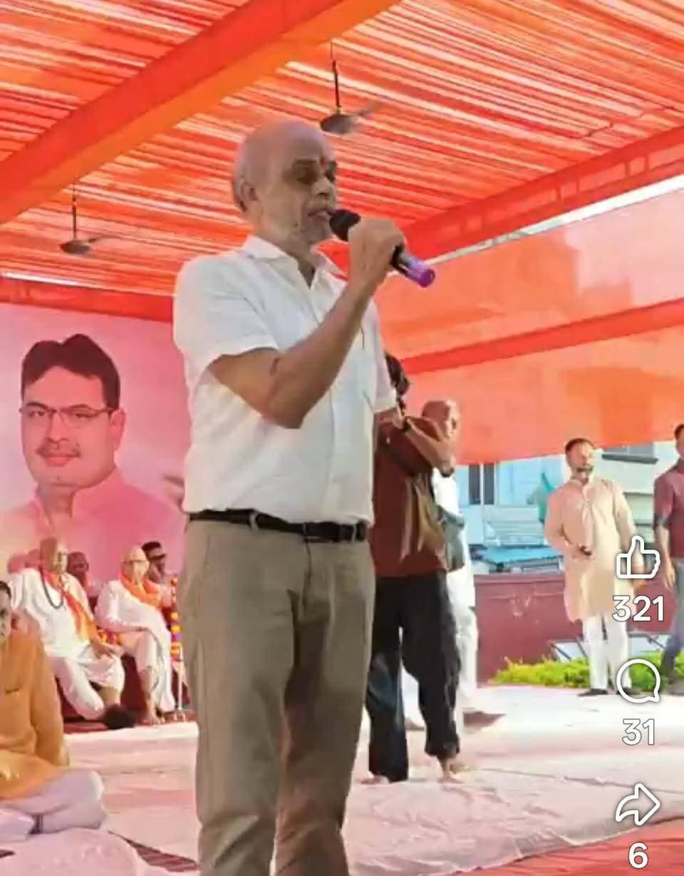सिंबल नहीं, सियासत में व्यक्तित्व और सेवा मायने रखती है: कोठारी
कार्यकर्ता स्नेहमिलन में बोले निर्दलीय विधायक—33 माह का भरोसा ही मेरी सबसे बड़ी ताकत, निगम चुनाव में सेवाभावी चेहरों को आगे लाने का आह्वान
भीलवाड़ा ( महेंद्र नागोरी) नगर निगम चुनाव की सरगर्मी के बीच निर्दलीय विधायक अशोक कोठारी ने कार्यकर्ता स्नेहमिलन में अपने राजनीतिक रुख को साफ करते हुए कहा कि राजनीति में सिंबल से ज्यादा व्यक्ति का व्यक्तित्व, विश्वसनीयता और सेवा भाव मायने रखता है। उन्होंने कहा कि 33 माह पहले जनता ने जो भरोसा दिया, वह उनके लिए राजनीतिक पूंजी है और इसे कभी कमजोर नहीं पड़ने देंगे।
रविवार को हरी शेवा धाम में संतों की मौजूदगी में आयोजित समारोह में कोठारी ने अपने राजनीतिक सफर का जिक्र करते हुए कहा कि वे राजनीति में व्यक्तिगत लाभ के लिए नहीं, बल्कि सेवा के उद्देश्य से आए हैं। भावुक होते हुए उन्होंने कहा कि जनता, माता-पिता और गुरुदेव का आशीर्वाद ही उनकी ताकत है।
निगम चुनाव पर सीधा संदेश देते हुए कोठारी ने कार्यकर्ताओं से कहा कि भीलवाड़ा को स्वच्छ, सुंदर और विकसित बनाने के लिए निष्काम भाव से काम करने वाले ईमानदार और सेवाभावी प्रतिनिधियों को आगे लाया जाए। उनके इस बयान को आगामी निगम चुनाव में प्रत्याशी चयन और राजनीतिक समीकरणों के लिहाज से महत्वपूर्ण माना जा रहा है।
33 माह का रिपोर्ट कार्ड भी सामने रखा:-
कोठारी ने अपने 33 माह के कार्यकाल में हुए और प्रस्तावित विकास कार्यों को जनता के सामने रखा। उनके अनुसार कुल 1,380.45 करोड़ रुपए की परियोजनाएं घोषित या प्रस्तावित हैं। इनमें सड़क, ड्रेनेज, पेयजल, बिजली, स्वच्छता, स्वास्थ्य, शिक्षा और खेल से जुड़े कार्य शामिल हैं। विधानसभा में 100 प्रतिशत उपस्थिति के साथ 335 प्रश्न उठाने का भी उन्होंने उल्लेख किया।
समारोह में संत प्रकाशदास महाराज सहित कई संतों ने कोठारी के कार्यों और सेवा भावना की सराहना की। संत प्रकाशदास ने भजनों के जरिए माहौल को धार्मिक और राष्ट्रभक्ति से सराबोर किया।
राजनीतिक संदेश साफ—कोठारी ने सेवा, व्यक्तित्व और जनता के भरोसे को अपनी सियासत का आधार बताते हुए आगामी निगम चुनाव के लिए कार्यकर्ताओं को सक्रिय होने का संकेत दे दिया।
