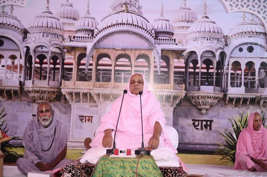 *‘समझदारों’ ने परिवार ओर समाज तोड़े, ‘पागलों’ ने परमात्मा को पाया है-आचार्य रामदयालजी महाराज*
*एक हाथ में शस्त्र ओर एक हाथ में शास्त्र ये हमारी संस्कृति*
*माणिक्यनगर रामद्वारा धाम में दैनिक चातुर्मासिक सत्संग*
भीलवाड़ा :निलेश काठेड़ ( वरिष्ठ पत्रकार ),23 अगस्त दुनिया कंचन कामिनी के लिए पागल है पर जो भक्त होता है वह परमात्मा के लिए पागल होता है। देशभक्त दिवाने राष्ट्र के लिए पागल होते है। ऐसे पागल समझदारों से ज्यादा अच्छे होते है। समझदारों ने तो परिवार ओर समाज तोड़े, पागलों ने परमात्मा को पाया है।
ध्रुव, प्रहलाद, मीरा दुनिया की नजरों में पागल बने हुए थे। ऐसा पागलपन किसी के संकल्प से नहीं कई जन्मों के पुण्यों से सौभाग्यशाली को मिलता है। अपने लक्ष्य को प्राप्त करने को ही पागलपन कहते है।
ये विचार अन्तरराष्ट्रीय रामस्नेही सम्प्रदाय शाहपुरा के पीठाघीश्वर जगतगुरू आचार्य स्वामी श्रीरामदयालजी महाराज ने रविवार को ‘‘विश्व शांति कल्याण’’ चातुर्मास के तहत दैनिक सत्संग में प्रेम भक्ति के स्वरूप की व्याख्या करते हुए व्यक्त किए।
उन्होंने कहा कि भक्ति की मस्ती जिसके जीवन में आ गई उसे कोई ठुकरा नहीं पाया सारा संसार उनको नमन करता है। भक्ति की ऐसी मस्ती किसी लोकलाज की परवाह नहीं करती। भक्ति दिल को छू लेने वाली होती है। एक हाथ में शस्त्र ओर एक हाथ में शास्त्र ये हमारी संस्कृति है।
आचार्यश्री ने कहा कि भक्त के बुलाने पर भगवान आते है यहीं प्रेम है। कितना भी कष्ट हो जहां सामने प्रेम होता है वहां जाने का मन करता है ओर कहीं कंचन की बारिश हो रही हो पर प्रेम व सम्मान नहीं हो तो जाने का मन नहीं करेगा। एक बार प्रेम से पुकार लो परमात्मा दौड़े चला आएगा। उन्होंने कहा कि प्रेम भक्ति अलौकिक एवं विलक्षण होती है। शबरी के प्रेम के कारण ही राम उसके झूठे बैर खाते है। जीवन समाप्त हो सकता पर प्रेम भक्ति समाप्त नहीं हो सकती।
संसार में कई लोग अपने दुःख से नहीं बल्कि दूसरों के सुख से दुःखी रहते है उनके जीवन में प्रेम भक्ति नहीं होती है।
आचार्य रामदयालजी महाराज ने कहा कि भक्ति में प्रेम होना चाहिए, प्रेम के बिना भक्ति अपूर्ण होती है। प्रेम के बिना आत्मानंद नहीं मिल सकता। जहां अहम प्रस्फुटित होता है वहां परम्पराओं में टकराव चलेगा ओर जहां प्रेम प्रकट हो गया वहां समन्वय व सद्भाव होता है। प्रेम भक्ति से गुरू के पास बैठकर परम आनंद की प्राप्ति होती है। पत्नी का पति से प्यार नहीं प्रेम होता है जिसमें भक्ति का भाव होता है ओर प्रेम में कोई व्यापार या छुपाव नहीं होता है।
*चातुर्मास में 25 से 27 सितम्बर तक होंगे विशेष आयोजन*
आचार्यश्री ने बताया कि चातुर्मास के तहत आगामी 25 से 27 सितम्बर तक विशेष आयोजन होंगे। इसके तहत 25 सितम्बर को संध्या आरती के बाद सार्वजनिक,सामूहिक भक्ति संध्या का आयोजन होगा।जिसमें संप्रदाय की परंपरा के भजन भक्तजनों द्वारा सामूहिक रूप से गाए जाएंगे
26 सितंबर को प्रवचन के साथ ही आचार्य श्री के अवतरण दिवस पर आनंदोत्सव का दिव्य ,भव्य आयोजन होगा
27 सितम्बर को आचार्य श्री के सानिध्य में संत सम्मेलन का आयोजन किया जाएगा जिसमें विभिन्न स्थानों से संत पधार कर अपना प्रवचन ओर मार्गदर्शन प्रदान करेंगे।
आचार्यश्री से पूर्व अन्तरराष्ट्रीय रामस्नेही सम्प्रदाय के प्रखर वक्ता संत मनोरथरामजी राम जी राम आलोट ने मानस पर प्रवचन दिया। प्रवचन के विश्राम पर श्रद्धालुओं द्वारा आचार्यश्री रामदयालजी महाराज की आरती की गई।
एकादशी के उपलक्ष में दोपहर 3 से 4 बजे तक संप्रदाय के प्रथम आचार्य श्री रामजन्न जी महाराज की वाणी का पाठ,छन्द भुजंगी एवं भजन ओर साथ ही 4 से 5 बजे तक राम साधना मंडल द्वारा श्वासों श्वास राम नाम साधना शिविर आयोजित किया गया जिसमें अनेक भक्त जन उपस्थित रहे
सत्संग में भीलवाड़ा सहित विभिन्न स्थानों से बड़ी संख्या में श्रद्धालु मौजूद रहे। चातुर्मास में दैनिक सत्संग का समय सुबह 9 से 10 बजे तक है। रामधुनी के साथ सुबह 8.30 से 9 बजे तक वाणीजी का पाठ हो रहा है। सूर्यास्त के समय संध्या आरती एवं रामस्नेही सम्प्रदाय के युवा संत रामजस जी ईडर द्वारा भक्तमाल की कथा में भी बड़ी संख्या में श्रद्धालु पहुंच रहे है।