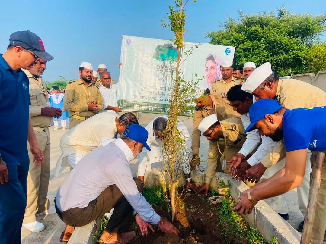 हरित भविष्य की ओर संत निरंकारी चैरिटेबल फाउंडेशन द्वारा 150 पौधों का वृक्षारोपण
भीलवाड़ा :राजकुमार गोयल
भीलवाड़ा, 23 अगस्त 2026। सद्गुरु माता सुदीक्षा जी महाराज की अपार कृपा से रविवार को आरजिया चौराहा स्थित संत निरंकारी भवन परिसर में संत निरंकारी चैरिटेबल फाउंडेशन द्वारा विभिन्न प्रजातियों के 150 से अधिक पौधों का वृक्षारोपण किया गया।
पौधारोपण अभियान का शुभारंभ समाजसेवी कैलाश कोठारी ने किया। इस अवसर पर उन्होंने कहा कि संत निरंकारी मिशन सभी समाजों को एक मंच पर लाकर निस्वार्थ भाव से जो सेवा कार्य कर रहा है, वह पूरे देश के लिए प्रेरणादायक है। आज अधिकांश लोग किसी भी कार्य के साथ अपना नाम और पहचान जोड़ना चाहते हैं, वहीं निरंकारी मिशन बिना किसी स्वार्थ एवं दिखावे के मानव सेवा, पर्यावरण संरक्षण और समाज कल्याण के कार्यों में निरंतर जुटा हुआ है। मिशन की यह सेवा भावना वास्तव में अनुकरणीय एवं प्रशंसनीय है।
उन्होंने कहा कि पौधारोपण केवल पेड़ लगाने का कार्य नहीं, बल्कि आने वाली पीढ़ियों को स्वच्छ, स्वस्थ और सुरक्षित पर्यावरण देने का संकल्प है। सभी लोगों को ऐसे सेवा कार्यों में बढ़-चढ़कर भाग लेना चाहिए।
स्थानीय मुखी इंचार्ज संत ग्यारसी लाल ने बताया कि बाबा हरदेव सिंह जी का दिव्य संदेश—“प्रदूषण अंदर हो या बाहर, दोनों ही हानिकारक हैं”—केवल पर्यावरण संरक्षण का आह्वान नहीं, बल्कि मानवीय चेतना को निर्मल बनाने और प्रकृति के प्रति उत्तरदायित्व का प्रेरणास्रोत है। इसी प्रेरणा को साकार करते हुए संत निरंकारी मिशन पर्यावरण संरक्षण की पहल ‘वननेस वन—प्रकृति के साथ समरसता’ के माध्यम से हरित, संतुलित एवं सतत भविष्य के निर्माण के लिए निरंतर समर्पित भाव से कार्य कर रहा है।
सतगुरु माता सुदीक्षा जी महाराज एवं निरंकारी राजपिता रमित जी के पावन आशीर्वाद से अगस्त 2021 में प्रारंभ हुई यह अनूठी पहल आज देशव्यापी जन-अभियान का रूप ले चुकी है। इसका उद्देश्य केवल वृक्षारोपण करना नहीं, बल्कि प्रकृति के साथ आत्मीय संबंध को पुनर्जीवित करना, पर्यावरण संरक्षण को जीवन-मूल्य के रूप में स्थापित करना तथा आने वाली पीढ़ियों के लिए हरित, स्वच्छ एवं संतुलित पृथ्वी का निर्माण करना है।
संत निरंकारी मंडल के सचिव आदरणीय श्री जोगिंदर सुखीजा जी ने जानकारी देते हुए बताया कि भीलवाड़ा सहित भारत के विभिन्न राज्यों में अब तक लगभग 350 वृक्ष समूह स्थापित किए जा चुके हैं, जबकि 600 से अधिक ‘वननेस वन’ स्थलों पर श्रद्धालु एवं सेवादार पूर्ण समर्पण के साथ पौधों के संरक्षण एवं संवर्धन में जुटे हुए हैं। यह अभियान केवल पौधे लगाने तक सीमित नहीं है, बल्कि समाज में प्रकृति के प्रति जागरूकता, संवेदनशीलता, पर्यावरणीय उत्तरदायित्व और सामूहिक सहभागिता की भावना को भी मजबूत कर रहा है।
इसी सतत प्रयास को आगे बढ़ाते हुए 23 अगस्त, रविवार को इस महाअभियान के छठे चरण का शुभारंभ किया गया। देशभर के ग्रामीण एवं शहरी क्षेत्रों सहित 630 स्थानों पर एक साथ आयोजित इस अभियान में लाखों श्रद्धालुओं एवं स्वयंसेवकों ने सहभागिता निभाते हुए लगभग 10 लाख पौधों का रोपण किया। यह व्यापक अभियान पर्यावरण संरक्षण के प्रति जन-जागरूकता बढ़ाने के साथ-साथ हरित एवं स्वस्थ भविष्य के निर्माण की दिशा में महत्वपूर्ण कदम है।
स्थानीय मीडिया सहायक लादू लाल भांड ने बताया कि क्षेत्रीय संचालक संत हरिचरण, संचालक रमेश कुमार मेहरा, शिक्षक गोपाललाल कटारिया, ओमप्रकाश मेहरा आदि की देखरेख में सेवादल के भाई-बहनों एवं साध संगत ने बड़े हर्षोल्लास के साथ फलदार एवं छायादार पौधे लगाए। इनमें आम, अमरूद, नींबू, जामुन, चीकू, बनासपति, अशोक, केनरिया, चंपा, इसपाइकस सहित विभिन्न प्रजातियों के पौधे शामिल रहे। साथ ही लगाए गए पौधों की निरंतर देखरेख एवं संरक्षण का संकल्प लिया गया।
कार्यक्रम के अंत में मुखी इंचार्ज संत ग्यारसी लाल ने सभी समाजसेवियों, साध संगत, सेवादारों एवं उपस्थित जनों का आभार व्यक्त किया।
आइए, हम सभी एक पौधा लगाएं, उसे वृक्ष बनाएं और प्रकृति के संरक्षण का संकल्प लेकर इस हरित परिवर्तन के सहभागी बनें।