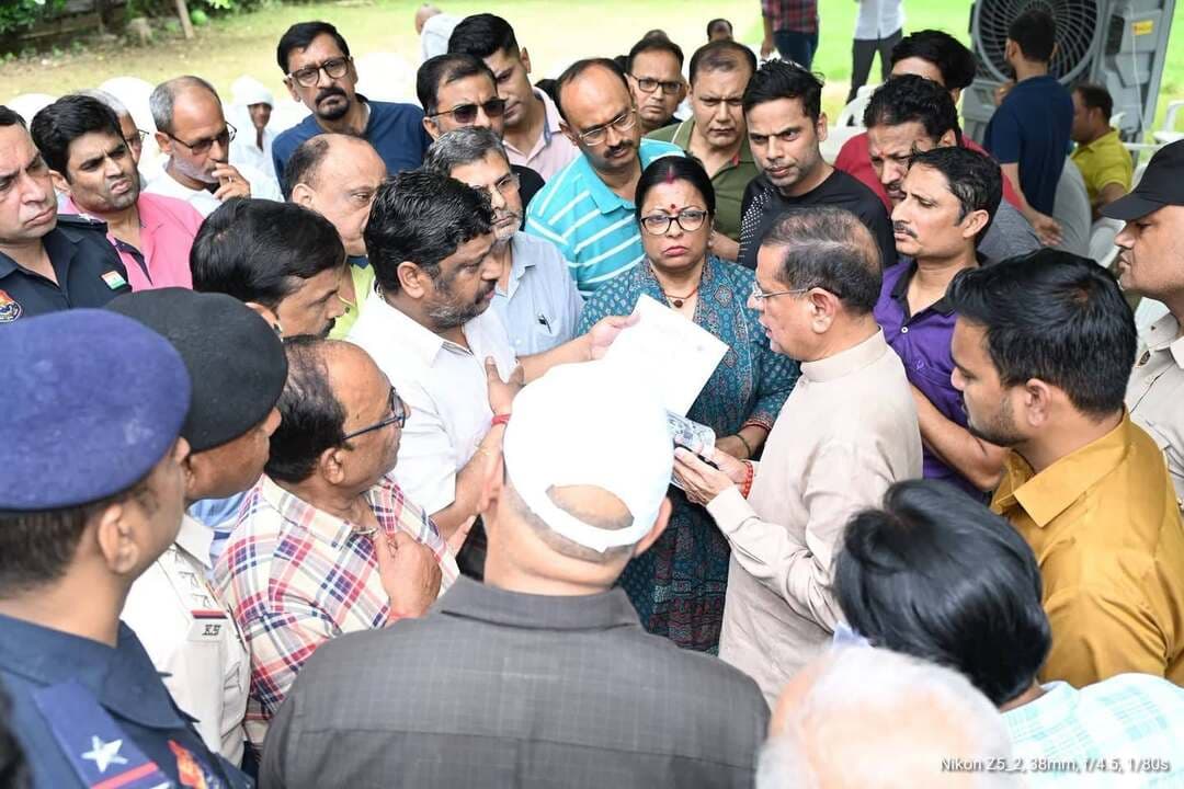 खुले दरबार में गेस्ट टीचरों के प्रतिनिधियों ने मंत्री राजेश नागर को सौंपा ज्ञापन
नियमित छठ घाट को लेकर आई शिकायत का तुरंत किया निराकरण
फरीदाबाद Aonenews अरविन्द बक्शी
हरियाणा के करीब 12 हजार गेस्ट टीचरों को नियमित करने की मांग आज मंत्री राजेश नागर के खुले दरबार में पहुंची। गेस्ट टीचर के प्रतिनिधियों ने हरियाणा सरकार के मंत्री राजेश नागर को इस बारे में ज्ञापन सौंपा। गेस्ट टीचरों ने उन्हें बताया कि पंजाब एवं हरियाणा हाईकोर्ट के आदेश को जल्द से जल्द लागू करवाकर उनकी सेवाओं को नियमित किया जाए।
प्रतिनिधियों ने मंत्री से कहा कि प्रदेश के हजारों गेस्ट टीचर पिछले 20-21 वर्षों से शिक्षा व्यवस्था को मजबूत बनाने में महत्वपूर्ण भूमिका निभा रहे हैं। इनमें बड़ी संख्या ऐसे शिक्षकों की है, जो अपनी सेवा अवधि के अंतिम पड़ाव पर पहुंच चुके हैं और सेवानिवृत्ति की आयु के करीब हैं।
मंत्री राजेश नागर ने कहा कि मुख्यमंत्री नायब सिंह सैनी के नेतृत्व वाली हरियाणा सरकार सभी वर्गों के हितों को ध्यान में रखकर कार्य कर रही है। उन्होंने प्रतिनिधियों को आश्वस्त किया कि जरूरत पड़ने पर वह इस विषय को लेकर मुख्यमंत्री और संबंधित मंत्री से स्वयं भी मुलाकात करेंगे तथा समस्या के समाधान के लिए हरसंभव प्रयास किया जाएगा।
इसी प्रकार अशोका एनक्लेव चिल्ड्रेन पार्क पॉकेट में एक दशक से भी ज्यादा समय से छठ पूजा आयोजित करने वाले छठ पूजा समिति सदस्यों के साथ आये देवेंद्र अग्रवाल ने मंत्री राजेश नागर को शिकायत दी कि किसी ने जानबूझकर उसी छठ घाट पर जिम मशीनें लगा दी हैं जिससे सैकड़ों परिवारों के लिए उनकी आस्था को संजो कर रखने पर प्रश्न चिन्ह लग गया है। जिस पर मंत्री राजेश नागर ने नगर निगम अधिकारी को छठ घाट वाले स्थान को फाउंटेन लगाकर पक्का बनाने और जिम मशीनें पार्क में अन्यत्र लगाने के निर्देश दिए।
इसी प्रकार सेक्टर 83 स्थित गोदरेज रिट्रीट सोसाइटी में डीटीपी की अनावश्यक तोड़फोड़ की आशंका को अधिकारी से बात कर दूर किया। निवासियों ने मंत्री द्वारा की गई तुरंत कार्रवाई पर हर्ष व्यक्त किया।
