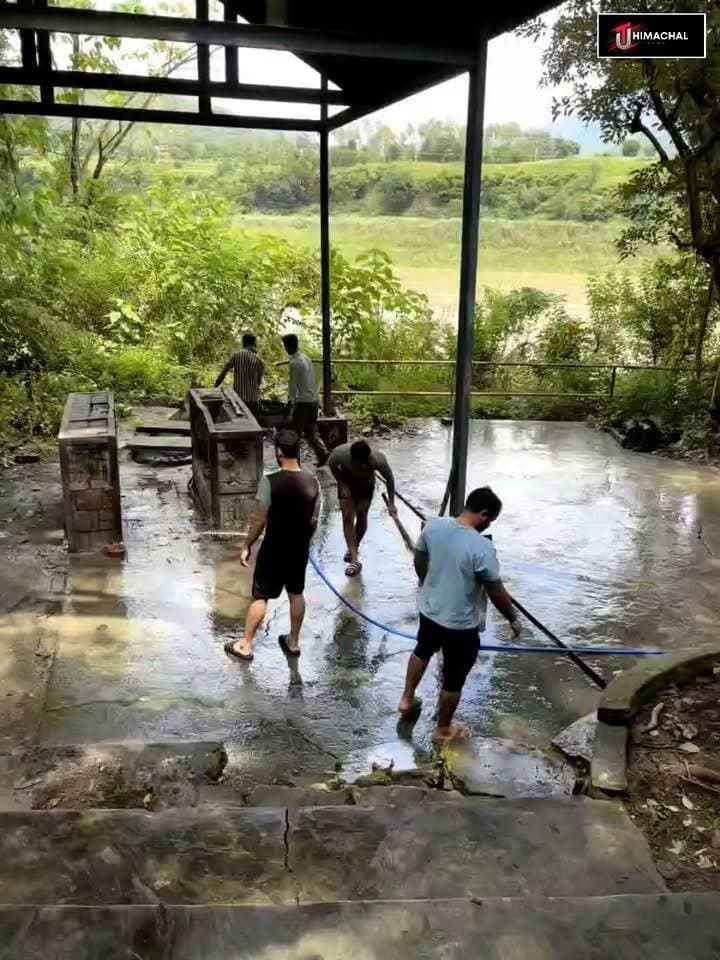 बरमाणा में युवाओं ने संभाली स्वच्छता की कमान, हर रविवार सार्वजनिक स्थलों की सफाई का लिया संकल्प
बरमाणा ग्राम पंचायत में युवाओं ने रविवार को श्मशान घाट की सफाई कर स्वच्छता और सामाजिक जिम्मेदारी का संदेश दिया। करीब 20 युवाओं ने मिलकर श्मशान घाट परिसर की सफाई की और सार्वजनिक स्थानों को स्वच्छ रखने का संकल्प लिया।
युवाओं का कहना है कि यदि युवा वर्ग इस तरह के सामाजिक कार्यों में सक्रिय भागीदारी करे तो उन्हें नशे जैसी गंभीर सामाजिक बुराई से दूर रखने में भी मदद मिल सकती है। युवाओं ने आगे भी हर रविवार सार्वजनिक स्थानों की सफाई करने का निर्णय लिया है।
आगामी गुग्गा मेले को देखते हुए अगले रविवार खतेड़ से गुग्गा मंदिर तक जाने वाले रास्ते की सफाई करने की बात कही गई, ताकि बाहर से आने वाले श्रद्धालुओं को किसी तरह की परेशानी न हो।
सफाई अभियान में पिंकल चौधरी, अंकुश ठाकुर, शिवम ठाकुर, आयुष महाजन, राकेश संख्यान, जितेंद्र कुमार, पंकज ठाकुर, रिंकू संख्यान, नवनीत ठाकुर सहित अन्य युवाओं ने भाग लिया।
इस पहल की अगुवाई पूर्व उपप्रधान नतीश ठाकुर ने की। उन्होंने युवाओं से अपील की कि वे सामाजिक कार्यों में बढ़-चढ़कर हिस्सा लें और जनता के सुख-दुख में हमेशा साथ खड़े रहें।
#बरमाणा #स्वच्छताअभियान #युवाशक्ति #सामाजिकजिम्मेदारी #नशामुक्तसमाज #गुग्गामेला #Bilaspur #HimachalPradesh #UTHimachal #UniqueTodayNews