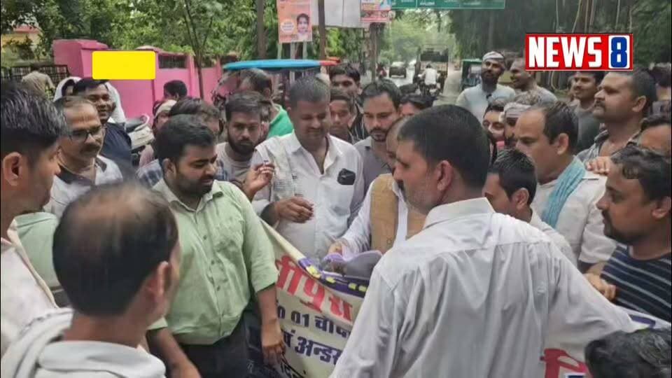 Bahraich:-क्रासिंग 41सी और जलनिकास को लेकर सड़क पर उतरे नागरिक
*प्रधानमंत्री और मुख्यमंत्री को ज्ञापन भेज कार्यवाही की मांग
Facebook Anupma Jaiswal Digicel भाजपा के जनप्रतिनिधियों पर घोर उपेक्षा का आरोप
आज बहराइच के वार्ड नं - 1 चांदमारी के नागरिकों ने सड़क पर उतरकर सरकार के खिलाफ प्रदर्शन किया। नागरिकों ने मोहल्ले से कलेक्ट्रेट परिसर तक पैदल मार्च कर सत्ताधारी शर्म करो, हमारी मांगे पूरी करो जैसे नारे लगाये और जिला प्रशासन को प्रधानमंत्री और मुख्यमंत्री को संबोधित ज्ञापन सौंपा । ज्ञापन मे मोहल्लावासियों ने आरोप लगाया है कि सभासद से सांसद तक भारतीय जनता पार्टी का होने के बावजूद उनके मोहल्ले मे रेलवे क्रासिंग 41सी बंद कर दी गयी है और जलनिकास की कोई व्यवस्था नही है इस कारण 25000 आबादी का जनजीवन अस्त व्यस्त है। ज्ञापन मे स्पष्ट रूप से यह लिखा गया है कि सत्ता के जनप्रतिनिधि योगी और मोदी के नाम पर चुनाव जीत जाते हैं इसलिए आम वोटरों की समस्याओं का कोई ध्यान नही रखते। इस वार्ड पर भाजपाई होने का ठप्पा लगा हुआ है फिर भी जनसमस्याओं का समाधान नही किया जा रहा है अगर इस चुनाव से पहले समस्याओं का समाधान नही होगा तो मोहल्लावासी भाजपा को वोट नही करेंगे।
आंदोलन का नेतृत्व कर रहे पूर्व सभासद बबलू गौतम ने बताया की -"अमान परिवर्तन मे रेलवे क्रासिंग 41 सी को 40 सी से जोड़ते हुए बंद किया गया फिर रेलवे ने 40 सी भी बंद कर दी । 120 फिट रास्ते को 18 फिट रास्ते से जोड़ा है जिस पर भी भारी अतिक्रमण है । जलनिकास की कोई व्यवस्था नही है। मोहल्लावासियों ने सरकार से रेलवे क्रासिंग 41सी खुलवाने और जलनिकास की मांग को लेकर ज्ञापन सौंपा है मोहल्लावासियों ने राज्य सरकार से क्रासिंग पर फ्लाईओवर की भी मांग की है । "
इस आंदोलन की अगुवाई कर रहे विवेक सिंह, संतोष त्रिपाठी, अरविंद तिवारी, निकुंज केडिया, राजू पाठक, सुनील मिश्र, दिनेश तिवारी, सुनील मौर्य, दीनानाथ मौर्य, डॉ शैलेश श्रीवास्तव, जहीर समेत सैकड़ों मोहल्लावासी सम्मिलित रहे ।