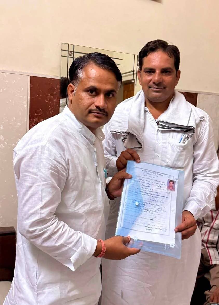 पीलीबंगा नगरपालिका चुनाव: भाजपा सम्मेलन में उमड़ा टिकट के दावेदारों का हुजूम, 35 वार्डों के लिए शक्ति प्रदर्शन
अरोड़वंश धर्मशाला में आयोजित हुआ विशाल सम्मेलन, वरिष्ठ नेताओं की मौजूदगी में कार्यकर्ताओं ने बायोडाटा सौंपकर ठोकी दावेदारी
#लालबहादुर_भाखर #LetestUpdate #पीलीबंगा #नगरपालिकापीलीबंगा #BreakingNews #bjpPilibanga
पीलीबंगा। आगामी नगरपालिका चुनावों को लेकर पीलीबंगा में राजनीतिक सरगर्मियां तेज हो गई हैं। नगर पालिका के 35 वार्डों में पार्षद पद के चुनाव को लेकर भारतीय जनता पार्टी द्वारा स्थानीय अरोड़वंश धर्मशाला में एक विशाल नगरपालिका चुनाव सम्मेलन का आयोजन किया गया। सम्मेलन में टिकट के दावेदारों का भारी हुजूम उमड़ पड़ा, जहां संभावित प्रत्याशियों ने अपने-अपने समर्थकों के साथ शक्ति प्रदर्शन करते हुए पार्टी पदाधिकारियों को बायोडाटा सौंपकर अपनी मजबूत दावेदारी पेश की।
सम्मेलन को संबोधित करते हुए वरिष्ठ नेताओं ने कार्यकर्ताओं में चुनावी जोश भरा और आगामी निकाय चुनावों में भाजपा का परचम लहराने का आह्वान किया। वक्ताओं ने कहा कि पार्टी का प्रत्येक कार्यकर्ता संगठन की रीढ़ है और सभी को एकजुट होकर वार्ड स्तर पर पार्टी को विजयी बनाने के लिए मैदान में उतरना होगा।
आयोजित सम्मेलन में भाजपा के कई वरिष्ठ नेता एवं पदाधिकारी मंचासीन रहे। कार्यक्रम में मुख्य रूप से वरिष्ठ भाजपा नेता श्री जसवंत सिंह बिश्नोई, प्रदेश महामंत्री भाजपा एवं निदेशक राष्ट्रीय आवास बैंक(NHB) कैलाश मेघवाल भाजपा जिलाध्यक्ष श्री प्रमोद डेलू, पूर्व विधायक श्री धर्मेन्द्र मोची, पूर्व विधायक श्रीमती द्रोपती मेघवाल, श्रीमती प्रियंका बैलान, जिला सहप्रभारी श्री जितेन्द्र शर्मा, नगर निकाय प्रभारी श्री राजेश गुर्जर तथा मंडल अध्यक्ष श्री हनीश ग्रोवर सहित बड़ी संख्या में पार्टी पदाधिकारी और प्रमुख कार्यकर्ता उपस्थित रहे।
पीलीबंगा नगरपालिका के सभी 35 वार्डों में पार्षद पद के लिए भाजपा की ओर से चुनाव लड़ने के इच्छुक कार्यकर्ताओं ने पूरे उत्साह के साथ अपनी दावेदारी रखी। सम्मेलन स्थल पर पहुंचे दावेदारों ने अपनी सांगठनिक सक्रियता और जनसेवा का ब्योरा देते हुए पार्टी नेतृत्व से टिकट की मांग की। वरिष्ठ पदाधिकारियों ने कार्यकर्ताओं के उत्साह की सराहना करते हुए विश्वास दिलाया कि जनसमर्थन और योग्यता के आधार पर ही निष्ठावान कार्यकर्ताओं को चुनावी मैदान में उतारा जाएगा।