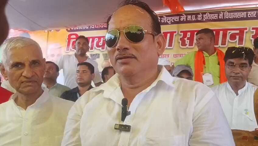 विधायक प्रीतम सिंह लोधी का बड़ा ऐलान : अब टॉपर्स के प्राचार्यों को भी मिलेगा गोल्ड मेडल
पिछोर- प्रतिभा सम्मान समारोह के मंच से विधायक प्रीतम सिंह लोधी ने शिक्षा को लेकर एक बड़ी घोषणा की है।
अपने संबोधन में विधायक ने कहा कि "मेरा सपना है कि शिक्षा के मामले में पिछोर विधानसभा पूरे देश में नंबर 1 बने। मैं खुद ज्यादा पढ़ा-लिखा नहीं हूं, इसलिए मैं चाहता हूं कि मेरे क्षेत्र का हर बच्चा खूब पढ़े और आगे बढ़े, इसीलिए ये सब आयोजन कर रहा हूं।"
उन्होंने मंच से ऐलान किया कि अगले साल से जो भी विद्यार्थी मध्यप्रदेश की टॉप-10 मेरिट लिस्ट में जगह बनाएगा, उसके स्कूल के प्राचार्य को भी गोल्ड मेडल से सम्मानित किया जाएगा।
विधायक की इस घोषणा के बाद पूरे स्टेडियम में तालियों की गड़गड़ाहट गूंज उठी और शिक्षकों में खासा उत्साह देखने को मिला।