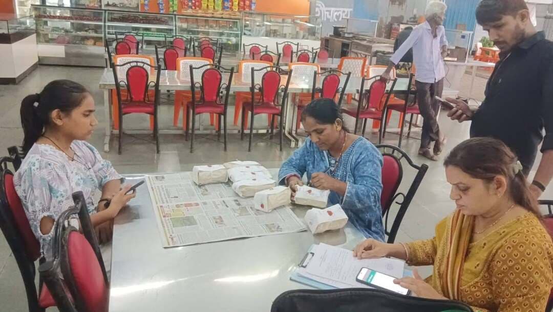 जावरा में खाद्य सुरक्षा विभाग की कार्यवाही, पांच खाद्य नमूने जांच हेतु लिए
मिलावट की शंका पर पनीर, दही एवं बटर के नमूने लिए गए
खाद्य सुरक्षा विभाग द्वारा जावरा क्षेत्र में खाद्य प्रतिष्ठानों का निरीक्षण कर खाद्य पदार्थों के नमूने लिए गए। खाद्य सुरक्षा अधिकारी ज्योति बघेल ने बताया कि फर्म भारत पैलेस, महू-नीमच रोड, जावरा का निरीक्षण किया गया। मौके पर मिलावट की शंका के आधार पर पनीर का नमूना मानक स्तर की जांच हेतु लिया गया। साथ ही प्रतिष्ठान संचालक को खाद्य पंजीयन प्रदर्शित करने के निर्देश दिए गए।
इसी क्रम में होटल श्री गुरु कृपा पैलेस, महू-नीमच रोड, जावरा का निरीक्षण किया गया। यहां भी मिलावट की शंका के आधार पर पनीर एवं दही के नमूने लिए गए। होटल संचालक को साफ-सफाई बनाए रखने के निर्देश दिए गए।
जैन ढाबा एनएक्स, महू-नीमच रोड, जावरा के प्रोपराइटर परमानंद पिता जगन्नाथ राठौर के प्रतिष्ठान से डिलीशियस बटर एवं दही के नमूने खाद्य सुरक्षा एवं मानक अधिनियम, 2006 के अंतर्गत लिए गए।
खाद्य सुरक्षा अधिकारी ने बताया कि उक्त तीनों प्रतिष्ठानों से लिए गए कुल पांच नमूने जांच हेतु राज्य खाद्य परीक्षण प्रयोगशाला, भोपाल भेजे गए हैं। जांच रिपोर्ट प्राप्त होने के उपरांत रिपोर्ट के आधार पर नियमानुसार कार्रवाई की जाएगी।
#JanSampark #Ratlam