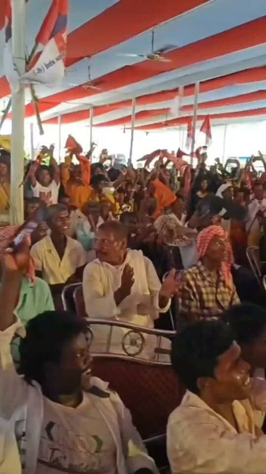 नगर भवन परिसर में रविवार को हिन्दुस्तानी आवाम मोर्चा (से.) की ओर से गरीब चौपाल का आयोजन किया गया। कार्यक्रम में बिहार सरकार के मंत्री सह हम (से.) के राष्ट्रीय अध्यक्ष डॉ. संतोष कुमार सुमन, प्रदेश अध्यक्ष डॉ. अनिल कुमार और सिकंदरा विधायक प्रफुल्ल मांझी समेत हजारों कार्यकर्ता व आम लोग शामिल हुए। दीप प्रज्वलन के बाद अतिथियों का स्वागत किया गया।
#mungerupdate #Munger #पब्लिकन्यूजमुंगेर