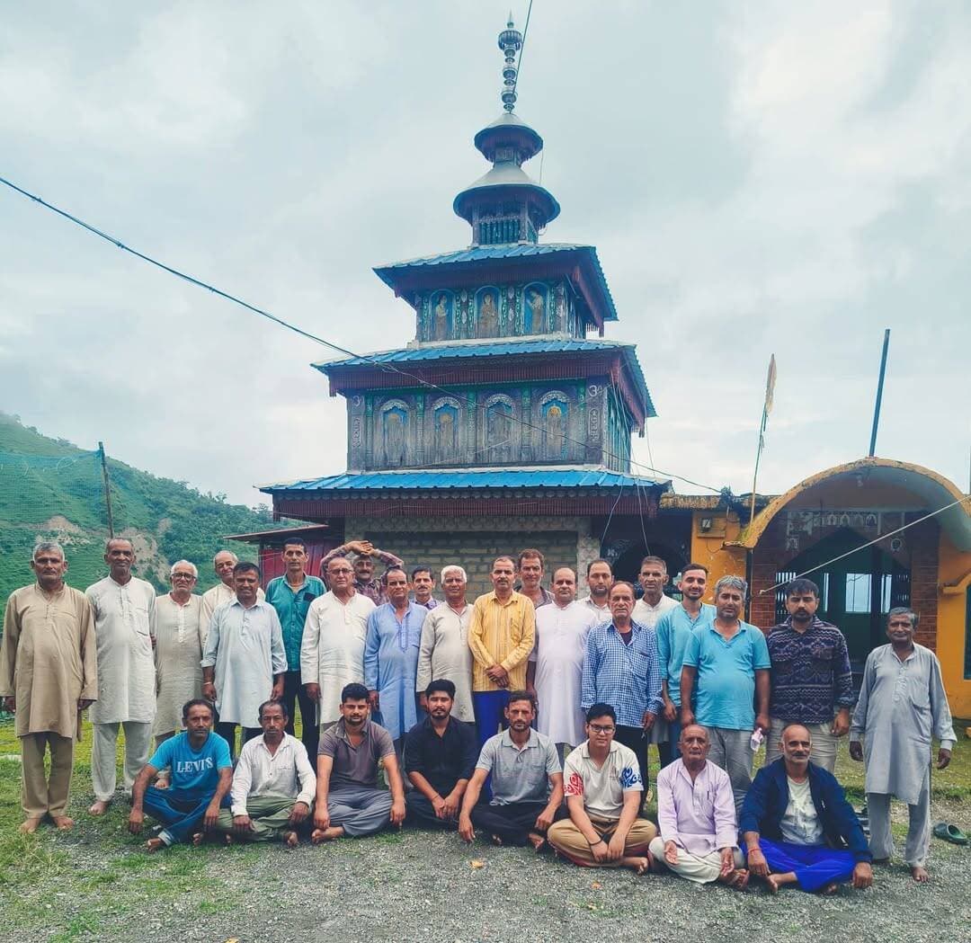 न्यूज़ देशआदेश
महासू मंदिर शमाह में नई कमेटी का गठन, पुरानी समिति निरस्त
देशआदेश
शमाह। महासू मंदिर शमाह के प्रांगण में रविवार को समस्त शमाहवासियों की सामूहिक बैठक आयोजित की गई। बैठक की अध्यक्षता महासू मंदिर शमाह के भंडारी श्री संतराम शर्मा ने की।
बैठक में पंचमी उत्सव-2026, नवमंदिर निर्माण, मंदिर के सामान के रखरखाव तथा पुरानी मंदिर कमेटी की पूर्व एवं वर्तमान कार्यप्रणाली और स्थिति को लेकर विस्तार से चर्चा की गई।
बैठक में उपस्थित सभी ग्रामवासियों ने सर्वसम्मति से निर्णय लेते हुए पुरानी महासू मंदिर कमेटी को निरस्त कर नई महासू मंदिर समिति का गठन किया। नई समिति को मंदिर के आगामी कार्यों, नवमंदिर निर्माण तथा पंचमी उत्सव सहित अन्य धार्मिक व्यवस्थाओं की जिम्मेदारी सौंपी गई।
नई महासू मंदिर समिति शमाह
संतराम शर्मा सोंलिया — भंडारी
राजेंद्र शर्मा नेवाल — पुजारी
बालक राम शमवाल — ठाणी
सुनील शर्मा गतवाल
प्रकाश शर्मा गोरेईक
राजेश शर्मा शमवाल (नीटू)
दीपा राम नेगी
सुरेश शर्मा लैंगवैईक
सतीश तोमर
राहुल चौहान — एससी
सलाहकार समिति
कल्याण शर्मा शमवाल
चूही राम लैंगवैईक
सुमेर शर्मा नंबरदार
सुमेर शर्मा नेवाल
रामलाल नेवाल
रतिराम गतवाल
खतरी राम बोकालिया
माया राम सोंलिया
रमेश शर्मा लैंगवैईक
देवेन्द्र शर्मा लैंगवैईक
भीम सिंह नेगी
रणबीर शर्मा शमवाल
मामचंद गतवाल
ग्रामवासियों ने नवनियुक्त महासू मंदिर समिति एवं सलाहकार समिति के सभी सदस्यों को शुभकामनाएं दीं। ग्रामीणों ने उम्मीद जताई कि नई समिति महासू महाराज की छत्रछाया में मंदिर के धार्मिक एवं विकास कार्यों को पूरी निष्ठा और पारदर्शिता के साथ आगे बढ़ाएगी।
महासू महाराज की कृपा सभी पर बनी रहे और नई समिति मंदिर के कार्यों को सही दिशा में आगे बढ़ाए—यही ग्रामवासियों की कामना है।