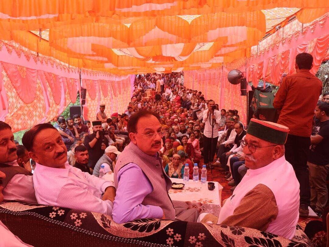 देशआदेश सच की परख़ शिलाई विधानसभा क्षेत्र में विकास कार्यों को मिल रही गति - हर्षवर्धन चौहान
बिंदला दिगवा ग्राम पंचायत में सुनी जन समस्याएं
नाहन, 23 अगस्त। उद्योग, संसदीय मामले एवं श्रम रोजगार मंत्री हर्षवर्धन चौहान ने शिलाई विधानसभा क्षेत्र के प्रवास कार्यक्रम के दौरान आज ग्राम पंचायत बिंडला दिगवा के गांव पंजाह में आयोजित कार्यक्रम में बतौर मुख्यातिथि शिरकत की तथा पूर्व विधायक मंसूरी जोत सिंह गुनसोला विशिष्ट अतिथि के रूप में शामिल रहे।
उद्योग मंत्री ने पंचायती राज संस्थाओं के नवनिर्वाचित प्रतिनिधियों को हार्दिक बधाई देते हुए कहा कि पंचायत प्रतिनिधि सरकार और जनता के बीच सबसे महत्वपूर्ण कड़ी हैं तथा गांवों के विकास का प्रभावी क्रियान्वयन सुनिश्चित करना उनका दायित्व है। उन्होंने कहा कि उन पर विश्वास जता कर मतदाताओं ने उन्हें विजयी बनाया है इसलिए उन्हें भी पूरी ईमानदारी के साथ निष्पक्ष रूप से अपनी पंचायतों का विकास सुनिश्चित करना चाहिए।
उद्योग मंत्री ने क्षेत्रवासियों का आभार व्यक्त करते हुए कहा कि उन्होंने छ: बार विधायक बनाया तथा इस बार विधायक बनने के उपरांत उन्हें प्रदेश सरकार में मंत्री पद मिला है। उन्होंने कहा कि शिलाई का विकास उनकी नैतिक ज़िम्मेवारी है जिसके मद्देनज़र शिलाई विधानसभा क्षेत्र का समग्र विकास सुनिश्चित किया जा रहा है।
उन्होंने कहा कि टिंबी जॉन भी इससे अछूता नहीं है अभी तक के इस कार्यकाल में उनके द्वारा कोऑपरेटिव बैंक की शाखा, जल शक्ति विभाग के विश्राम गृह का निर्माण, वरिष्ठ माध्यमिक पाठशाला बकरास में 50 लाख की लागत से अतिरिक्त कमरों का निर्माण, बमराड में 25 लाख की लागत से पुल का निर्माण, 50 लाख की लागत से खलेंटी रोड का निर्माण, कोटापाब में पीएचसी का निर्माण, वरिष्ठ माध्यमिक पाठशाला टिंबी में 10 लाख की लागत से कंप्यूटर लैब व 10 लाख की लागत से साइंस लैब, स्कूल में अतिरिक्त कमरों का निर्माण तथा 10 लाख से ग्राउंड का जीर्णोद्धार कार्य किया गया इसके अतिरिक्त अन्य मूलभूत सुविधाओं के लिए बहुत से कार्य प्रगति पर हैं।
उद्योग मंत्री ने सामुदायिक भवन पंजाह के लिए 3 लाख, लिंक रोड बिंडला को पास करने सहित राजकीय उच्च विद्यालय दिगवा में दो अतिरिक्त कमरों के निर्माण की घोषणा की। उन्होंने संबंधित अधिकारी को लिंक रोड दिगवा से खलेंटी का पुनः टेंडर कर शीघ्र निर्माण कार्य आरंभ करने के भी आदेश दिए।
इस दौरान उद्योग मंत्री ने क्षेत्रवासियों की समस्याएं भी सुनीं, लोगों ने सामूहिक एवं व्यक्तिगत समस्याओं के अतिरिक्त विभिन्न प्रतिनिधिमंडलों ने अपने-अपने क्षेत्रों से संबंधित विकासात्मक मांगें उनके समक्ष रखीं।उद्योग मंत्री ने अधिकांश समस्याओं का मौके पर ही समाधान किया तथा शेष मामलों को संबंधित अधिकारियों को सौंपते हुए उनके समयबद्ध एवं प्राथमिकता के आधार पर समाधान करने के निर्देश दिए। उन्होंने क्षेत्रवासियों को आश्वस्त किया कि जनहित से जुड़े सभी उचित कार्यों एवं विकासात्मक मांगों को चरणबद्ध ढंग से शीघ्र पूरा किया जाएगा।
इस अवसर पर अध्यक्ष मार्केटिंग कमेटी सीता राम शर्मा, शिलाई ब्लॉक कांग्रेस अध्यक्ष कल्याण धामटा, ओएसडी अत्तर राणा, अधिशाषी अभियंता लोक निर्माण विभाग योगेश शर्मा, अधिशाषी अभियंता जल शक्ति शिलाई पदम् प्रकाश, ई. आई. उद्योग काका राम शर्मा, महा सचिव जिला कांग्रेस कमेटी रविन्द्र राणा, उपाध्यक्ष मंडल यूथ कांग्रेस नेत्र सिंह, पूर्व पार्षद मंसूरी रमेश भंडारी, शिलाई जॉन अध्यक्ष गीता नाम भंडारी, पंचायत समिति सदस्य मिल्ला से राधा देवी व हलॉं से यशपाल ठाकुर, प्रधान बिंडला दिगवा इन्द्रा चौहान, प्रधान मिल्ला विजमा ठाकुर, पूर्व पंचायत समिति सदस्य रमेश नेगी, पूर्व प्रधान बिंडला दिगवा संत राम चौहान व पूर्व उपप्रधान संत राम, गीता राम, दुल्ला राम, रण सिंह, इन्द्र सिंह चौहान सहित विभिन्न विभागों के अधिकारी तथा पंचायतों के चुने हुए प्रतिनिधि व अन्य गणमान्य व्यक्ति मौजूद रहे।