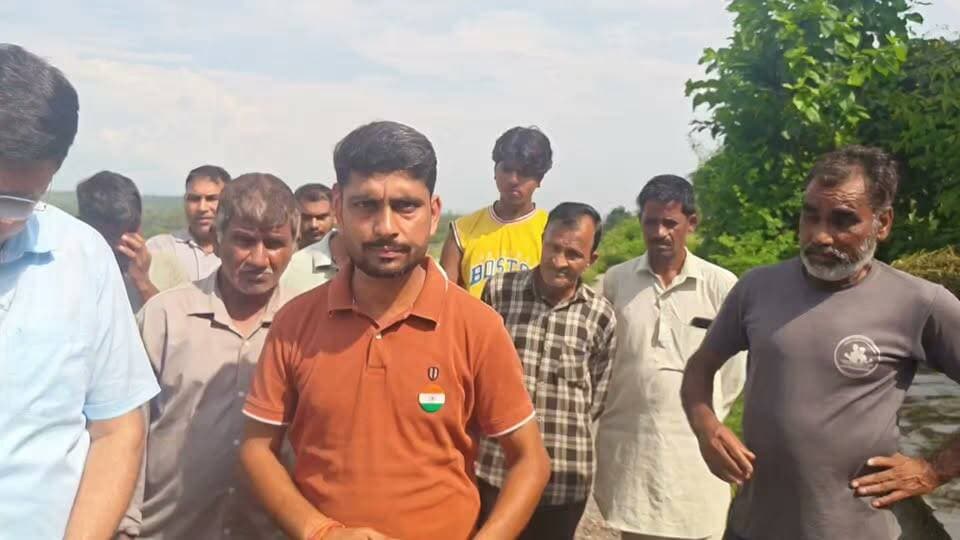 गिरि नदी का तटीयकरण नहीं हुआ तो बांगरण कभी खतरे से बाहर नहीं होगा:ज्ञान सिंह चौहान
देशआदेश
बांगरण गांव में लगातार दूसरे साल आपदा की मार के बाद ग्रामीणों का गुस्सा अब सरकार, प्रशासन और जनप्रतिनिधियों के खिलाफ खुलकर सामने आने लगा है। श्री पांवटा साहिब विकास मंच के अध्यक्ष ज्ञान सिंह चौहान का कहना है कि पिछली बार भी चेताया गया था कि जब तक गिरि नदी का तटीयकरण नहीं होता, बांगरण खतरे से बाहर नहीं आएगा। इसके बावजूद स्थायी समाधान की दिशा में गंभीरता से काम नहीं हुआ।
उन्होंने कहा कि गिरि नदी का तटीयकरण करवाना सरकार की जिम्मेवारी है और इसमें स्थानीय विधायक के साथ-साथ शिमला सांसद सुरेश कश्यप की भी बराबर जिम्मेवारी बनती है। लगातार दूसरे वर्ष आपदा आने के बावजूद सांसद का प्रभावित गांव में पहुंचकर लोगों का दुख-दर्द जानने और मदद के लिए आगे न आना बेहद चिंताजनक है।
संस्था अध्यक्ष एवं ग्रामीणों ने DMF फंड को लेकर भी सवाल खड़े किए हैं। उनका आरोप है कि पानी की योजना के लिए प्रस्तावित करीब 40 लाख रुपये भी धरातल पर कहीं नजर नहीं आ रहे। ग्रामीणों ने मांग उठाई कि बांगरण जैसे आपदा प्रभावित क्षेत्र के लिए हिमाचल सरकार कम से कम 4 करोड़ रुपये और केंद्र सरकार भी 4 करोड़ रुपये मंजूर करे, ताकि स्थायी सुरक्षा व्यवस्था तैयार हो सके।
उन्होंने डीएमएफ बजट के इस्तेमाल पर सवाल उठाते हुए कहा कि पांवटा के लिए उपलब्ध करीब 9 करोड़ रुपये में से 6 करोड़ रुपये अन्य जगहों पर खर्च किए गए, जबकि बचे हुए बजट में से करीब 72 लाख रुपये की लागत से 40 हैंडपंप लगाने की योजना बनाई जा रही है।
चौहान ने कहा है कि “हैंडपंप की राजनीति बहुत हो चुकी, अब बांगरण के गरीब और आपदा प्रभावित परिवारों की चिंता करनी होगी।”
साढ़े तीन करोड़ का एस्टीमेट भी ठंडे बस्ते में?
ग्रामीणों के अनुसार बांगरण की सुरक्षा और जरूरी कार्यों के लिए करीब साढ़े तीन करोड़ रुपये का एस्टीमेट भेजा गया था। अब सवाल यह है कि उस एस्टीमेट पर कार्रवाई कब होगी और प्रभावित परिवारों को स्थायी राहत कब मिलेगी?
ग्रामीणों ने कहा कि नेताओं को पिछले एक साल से ही इस समस्या पर गंभीरता दिखानी चाहिए थी। अब जब लगातार दूसरे साल गांव में आपदा ने दस्तक दी है तो केवल दौरे, आश्वासन और बयानबाजी से काम नहीं चलेगा।
ग्रामीणों का साफ कहना है—बांगरण को राहत नहीं, अब स्थायी सुरक्षा चाहिए। गिरि नदी का तटीयकरण कर गांव को सुरक्षित किया जाए और आपदा प्रभावित परिवारों के लिए तत्काल ठोस कदम उठाए जाएं।
: इस अवसर पर नरेंद्र कुमार, मोती राम, हेमराज, ओमप्रकाश, नरेंद्र पाल, कृष्णा, सरोपो, रवि, महेंद्र, सुमेर आदि उपस्थित रहे।