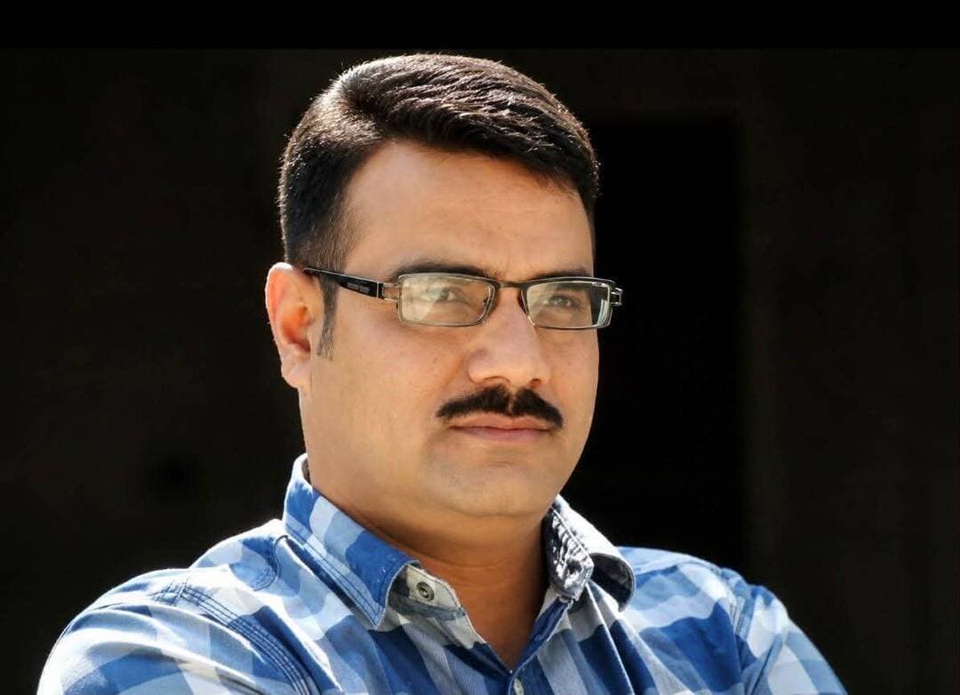 सीकर के वार्ड 22 में लोकतंत्र की अनूठी पहल
नगर परिषद चुनाव को लेकर जहां संभावित प्रत्याशी टिकट और समर्थन जुटाने में लगे हैं, वहीं वार्ड 22 से अयूब अली मुन्दोरी ने चुनाव लड़ने का फैसला सीधे जनता के हाथ में सौंप दिया है।
मुन्दोरी पिछले 19 वर्षों से वार्ड 22 में रह रहे हैं। उन्होंने वर्ष 2013 में पहली बार पार्षद का चुनाव लड़ा था। हार के बावजूद वार्ड से जुड़ाव बनाए रखा और सड़क, पानी, बिजली, नालियों व गंदे पानी की निकासी जैसी समस्याओं को लेकर लोगों की आवाज संबंधित विभागों तक पहुंचाते रहे।
अब वार्डवासियों की ओर से उनके या उनके परिवार के किसी सदस्य के चुनाव लड़ने की मांग के बीच उन्होंने ‘वार्ड 22 की जनता से दिल की बात’ शीर्षक से पत्र जारी कर जनता से सीधी राय मांगी है।
उन्होंने कहा है कि अगर जनता चाहती है कि वे या उनके परिवार का कोई सदस्य चुनाव लड़े, तो 98285-01376 पर सिर्फ ‘हां’ लिखकर भेजें। अगर जनता की राय ‘ना’ है, तो बिना संकोच ‘ना’ लिखकर भेजें।
मुन्दोरी का कहना है कि जनता का ‘हां’ उनके लिए विश्वास और आशीर्वाद होगा, जबकि ‘ना’ को भी वे पूरे सम्मान के साथ स्वीकार करेंगे।
#SikarSandesh #SikarNews #RajasthanNews