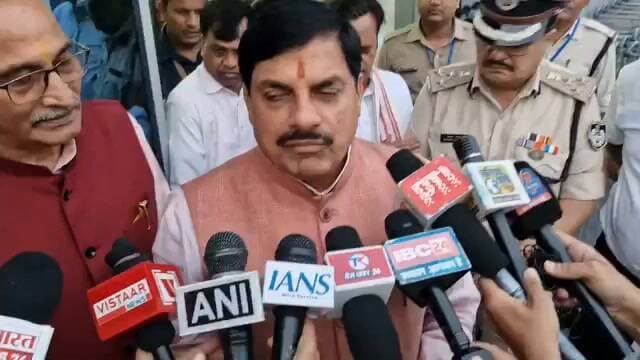 🚨 रीवा पहुंचे CM डॉ. मोहन यादव, बाढ़ प्रभावितों और किसानों के लिए कही बड़ी बात!
मुख्यमंत्री डॉ. मोहन यादव ने रीवा पहुंचकर अतिवृष्टि और बाढ़ प्रभावित क्षेत्रों की स्थिति का जायजा लिया। उन्होंने प्रभावित लोगों को नियमानुसार मुआवजा एवं सहायता देने, राहत शिविरों में भोजन, पेयजल और चिकित्सा सुविधा सुनिश्चित करने के निर्देश दिए।
किसानों के लिए भी बड़ा संदेश — फसल नुकसान का तत्काल सर्वे कराने और जरूरत पड़ने पर किसानों को बीज उपलब्ध कराने के निर्देश दिए गए। साथ ही कम पानी में बेहतर उत्पादन देने वाली फसलों को प्रोत्साहित करने पर जोर दिया गया।
मुख्यमंत्री ने मीडिया से क्या कहा? बाढ़ प्रभावितों और किसानों को लेकर सुनिए पूरी बात...
#सीधी तलाश न्यूज सीधी Ajay Singh प्राइड इंडिया न्यूज़ BJP Madhya Pradesh Facebook क्यो पूछत है सीधी
#Rewa #MohanYadav #Flood #MPNews #Farmers #MadhyaPradesh #RewaNews
