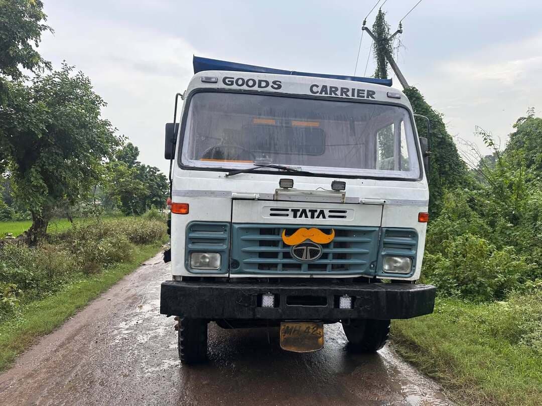 अवैध रेत एवं गौण खनिज परिवहन के विरुद्ध कार्रवाई जारी
सिवनी मालवा में मुरूम-पत्थर एवं रेत का अवैध परिवहन करते डंपर और ट्रैक्टर-ट्रॉली जप्त
कलेक्टर श्री सोमेश मिश्रा के निर्देशानुसार जिले में रेत एवं अन्य गौण खनिजों के अवैध उत्खनन, परिवहन एवं भंडारण के विरुद्ध जिला प्रशासन एवं खनिज विभाग द्वारा लगातार कार्रवाई की जा रही है। इसी क्रम में सिवनी मालवा क्षेत्र में खनिज एवं राजस्व विभाग की संयुक्त टीम द्वारा आकस्मिक जांच एवं शिकायतों के आधार पर कार्रवाई की गई।
अनुविभागीय अधिकारी राजस्व सिवनी मालवा एवं खनिज अधिकारी द्वारा ग्राम नंदवाड़ा, तहसील सिवनी मालवा में आकस्मिक जांच के दौरान डंपर क्रमांक MH42T 0424 को मुरूम-पत्थर खनिज का अवैध परिवहन करते हुए पाया गया। टीम द्वारा डंपर को जप्त कर पुलिस थाना सिवनी मालवा की अभिरक्षा में रखा गया है।
इसी दौरान शिकायत प्राप्त होने पर टीम द्वारा ग्राम कजली स्थित नर्मदा नदी क्षेत्र का निरीक्षण कर खनिज गतिविधियों का जायजा लिया गया। वहीं खनिज विभाग की टीम द्वारा मालाखेड़ी क्षेत्र से एक ट्रैक्टर-ट्रॉली को रेत का अवैध परिवहन करते हुए जप्त किया गया। जप्त ट्रैक्टर-ट्रॉली को पुलिस थाना देहात की अभिरक्षा में रखा गया है।
जिला प्रशासन द्वारा स्पष्ट किया गया है कि जिले में अवैध उत्खनन एवं परिवहन के विरुद्ध कार्रवाई निरंतर जारी रहेगी। खनिजों के अवैध उत्खनन एवं परिवहन में संलिप्त पाए जाने वालों के विरुद्ध नियमानुसार सख्त कार्रवाई की जाएगी। उक्त कार्रवाई में श्री विजय राय, अनुविभागीय अधिकारी राजस्व सिवनी मालवा, श्री दिवेश मरकाम, खनिज अधिकारी, श्री कृष्ण कांत परस्ते, प्रभारी खनि निरीक्षक सहित खनिज एवं राजस्व विभाग का अमला उपस्थित रहा।
#narmadapuram CM Madhya Pradesh Dr Mohan Yadav Jansampark Madhya Pradesh Home Department of Madhya Pradesh