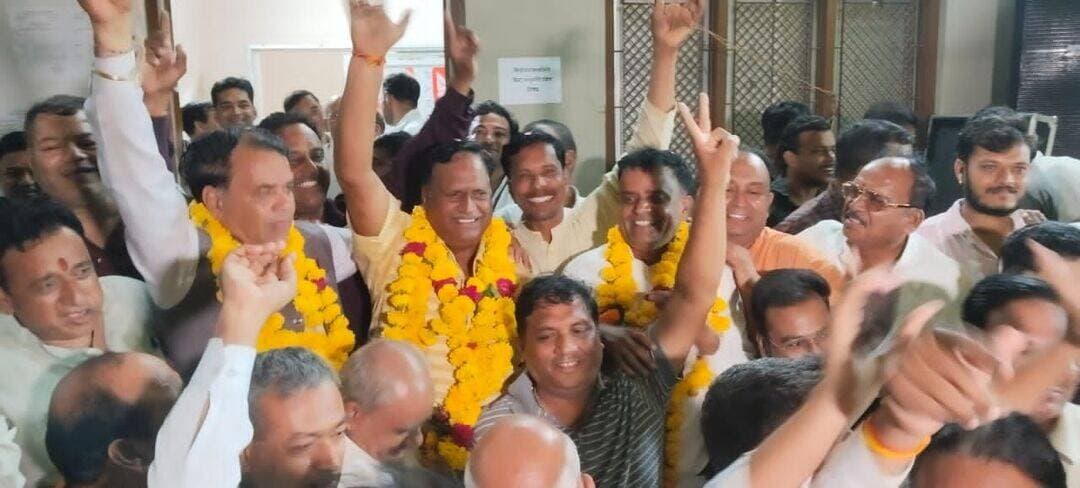 श्रीराम पैनल के तीन उम्मीदवार विजयी रहे हैं , श्री रमेश चंद्र काला अध्यक्ष , दिनेश चौधरी गरोठ महामंत्री , दिनेश गुप्ता कोषाध्यक्ष सुवासरा निर्वाचित