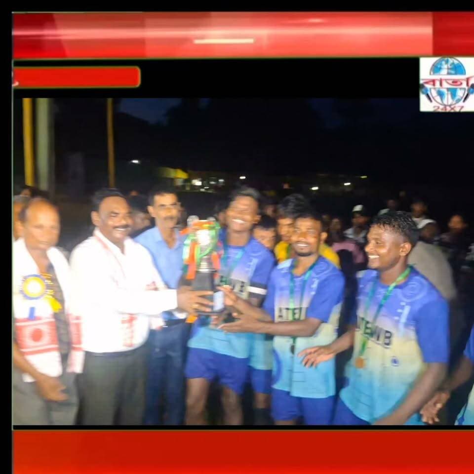 বেদা গঞ্জু আৰু জৰ্জ শীল সোঁৱৰণী ফুটবলত ওদালগুৰি জয় লাভ।
বেদেতী চাহ বাগিছা খেল পথাৰত অনুষ্ঠিত হৈ থকা বেদা গঞ্জু আৰু জৰ্জ শীল সোৱৰণী ফুটবল প্ৰতিযোগিতাৰ আজি অনুষ্ঠিত চুড়ান্ত খেলত ওদালগুৰি ফুটবল দলে গহপুৰৰ আজন ফুটবল দলক ২-১ গলত পৰাজিত কৰি চুড়ান্ত বিজয়ী হয়।খেলখনত ওদালগুৰিৰ হৈ ৰিংকু তাঁতী আৰু বিমল চুৰেণে এটাকৈ গল দিয়াৰ বিপৰীতে গহপুৰৰ হৈ ৰাজ দলে এটা গল দিবলৈ সক্ষম হয়। খেলৰ অন্তত চুড়ান্ত বিজয়ীক. বঁটা প্ৰদান কৰে সমাজকৰ্মী প্ৰেম লাল গঞ্জুৱে।
#public #friends #highlights #news #viral #reels #everyone #facebook #barta24x7