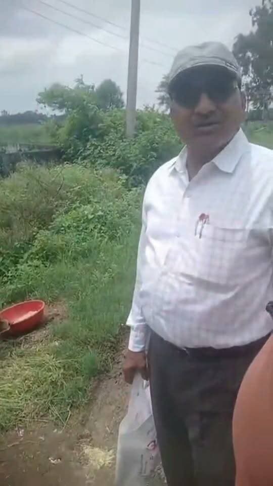 Rewa: गोंदरी स्कूल में जांच करने वाले सिस्टम की कुटाई से पहले का वीडियो वायरल,,
गांव का नशेड़ी युवक स्कूल में जांच करने पहुंचकर सिस्टम बता रहा था जिसका समूह संचालक ने थोबडा़ लाल कर दिया