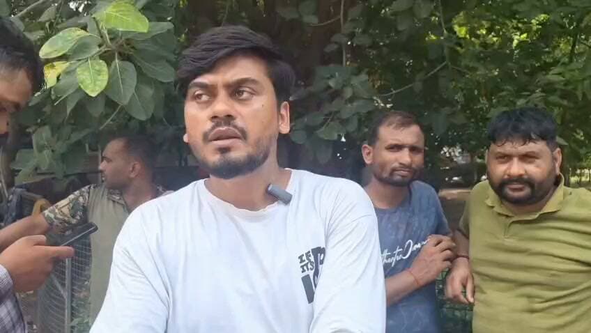 #गाजीपुर।
बाढ़ के पानी मे डूबने से युवक की मौत।
खेत मे चारा काटने गया युवक बाढ़ में डूबा।
मुहम्मदाबाद क्षेत्र के शहबाजकुली गांव का मामला।
खेत मे भरा था बाढ़ का पानी। #GhazipurNews #Ghazipurup61 #ghazipurcity #ghazipurdistrict #breakingnewstoday