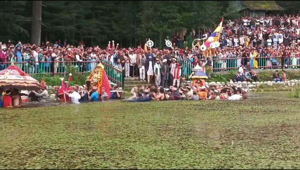 🙏 सर्वोच्च तीर्थ श्री शेष सरोवर बाहु में दिव्य स्नान करते हुए श्री महाकालेश्वर कोट भझारी जी एवं श्री महाकाल पुजारी जी।
देवभूमि की पवित्र आस्था, श्रद्धा और दिव्यता का अद्भुत संगम।
जय श्री महाकालेश्वर देव 🙏🚩
जय हो 🙏