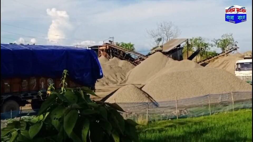 💢আবাসিক এলাকায় স্টোন ক্রাশারের দাপট।
বিকট শব্দ ও ধূলিদূষণে অতিষ্ঠ শালচাপরার মানুষ, ক্রাশার বন্ধের দাবিতে বিক্ষোভ এলাকাবাসীদের💢