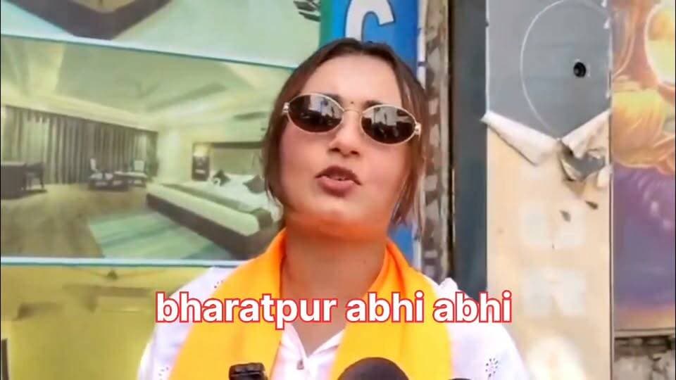 #होटल_में_छापामार_कार्रवाई..
अलवर के एनईबी थाना क्षेत्र स्थित हबीबी होटल में रविवार को उस समय हंगामा हो गया जब हिंदू संगठनों की महिला विंग ने होटल पहुंचकर वहां मौजूद युवक-युवतियों को लेकर आपत्ति जताई।
महिला विंग का दावा है कि उन्होंने करीब 16 वर्षीय एक नाबालिग लड़की को तीन युवकों के साथ होटल में जाते देखा, जिसके बाद पुलिस को सूचना दी गई।
