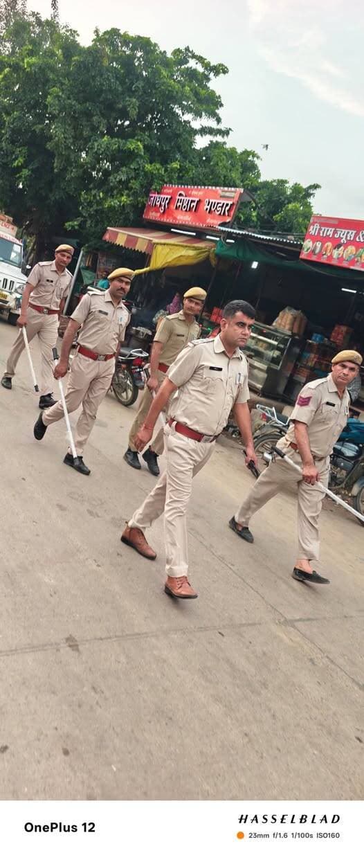 #भरतपुर। आगामी नगर निकाय चुनाव के मद्देनजर पुलिस प्रशासन अलर्ट मोड पर है। जिला पुलिस अधीक्षक राजेश कुमार मीना के निर्देशन में जिलेभर में सुरक्षा व्यवस्था मजबूत करने और निष्पक्ष चुनाव संपन्न कराने के लिए व्यापक फ्लैग मार्च निकाला गया। पुलिस अधिकारियों और जवानों ने भरतपुर, बयाना, नदबई, वैर, भुसावर, हलैना और रुदावल के मुख्य बाजारों और संवेदनशील क्षेत्रों में मार्च कर आमजन को सुरक्षा का विश्वास दिलाया। पुलिस ने लोगों से सोशल मीडिया पर किसी भी प्रकार की भ्रामक जानकारी और अफवाहों से बचने की अपील की है। साथ ही चेतावनी दी गई है कि चुनाव प्रक्रिया में बाधा डालने या कानून-व्यवस्था बिगड़ने वाले असामाजिक तत्वों के खिलाफ सख्त कार्रवाई की जाएगी।