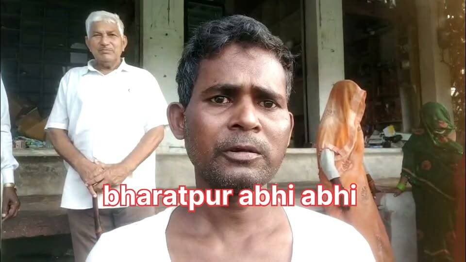 #भरतपुर। जिले के रूपवास में धौलपुर-भरतपुर नेशनल हाईवे के पास चोरों ने दुस्साहस दिखाते हुए एक दुकान को निशाना बनाया। चोरों ने परचून और जूता-चप्पल की दुकान की छत की पट्टी हटाकर अंदर प्रवेश किया और गल्ले में रखे 3 हजार रुपये नकद समेत लाखों रुपये का सामान चोरी कर लिया। पीड़ित दुकानदार नवाब के अनुसार हाईवे के पास पहले भी चोरी की घटनाएं हो चुकी हैं। सूचना मिलने पर रूपबास थानाधिकारी विनोद मीणा ने पुलिस टीम के साथ मौके पर पहुंचकर मुआयना किया। पुलिस ने मामला दर्ज कर चोरों की तलाश शुरू कर दी है, वहीं इस वारदात से स्थानीय व्यापारियों में गहरा आक्रोश है।