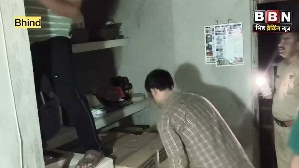 भिंड पुलिस की बड़ी कार्रवाई एक घर से अवैध शराब की 43 पेटी पकड़ी