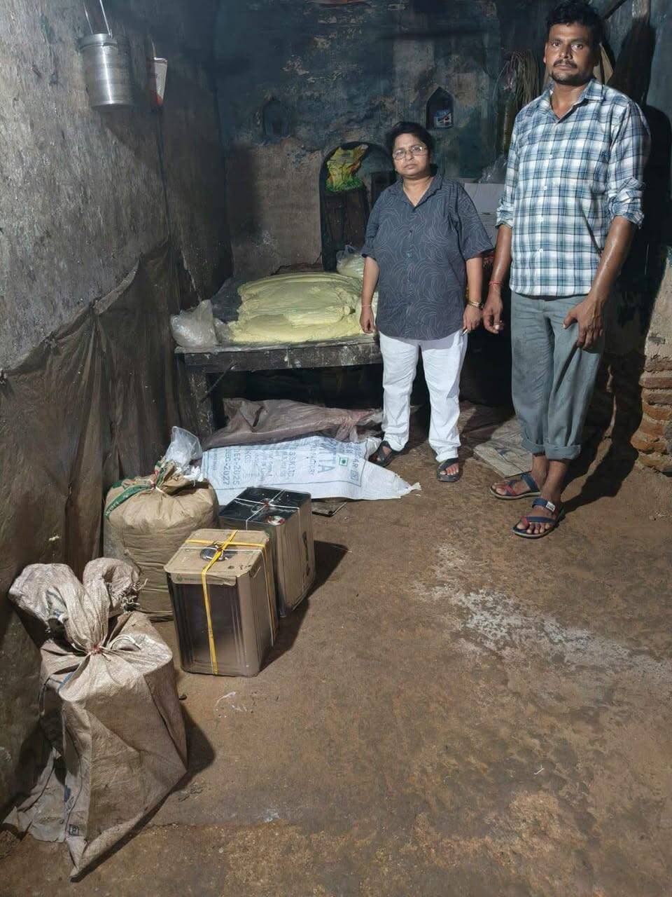 खाद्य सुरक्षा विभाग अधिकारियों ने तहसील मिहोना और भिण्ड में की सख्त कार्यवाही
50 किलोग्राम मावा, 32 किलो वनस्पति एवं 13.8 किलोग्राम ग्लूकोज पाउडर किया जप्त
होटलों से लिए नमूने, सूर्या ढ़ाबा को दिया नोटिस
कलेक्टर भिण्ड एवं अभिहित अधिकारी खाद्य सुरक्षा प्रशासन के निर्देशन में खाद्य सुरक्षा विभाग के अधिकारियों द्वारा तहसील मिहोना और भिण्ड में सख्त कार्यवाही की गई। खाद्य सुरक्षा अधिकारी श्रीमती किरन सेंगर ने ग्वालियर रोड़ स्थित सूर्या ढ़ाबा, जय गुरुदेव भोजनालय, विरासत होटल और खाना कंपनी की किचिन में बन रहे खाने की जांच की एवं सभी होटलों से पनीर के नमूने जांच वास्ते एकत्र किए।
सूर्या ढ़ाबा की किचिन में स्वच्छता एवं अन्य अनियमितताएं पाए जाने पर खाद्य सुरक्षा एवं मानक अधिनियम की धारा 32 के अंतर्गत नोटिस जारी करने की कार्रवाई की गई। खाद्य सुरक्षा अधिकारी कु. रेखा सोनी ने तहसील मिहोना के ग्राम चांदोख स्थित उत्तम डेयरी पर छापामार कार्रवाई कर दूध में वनस्पति और ग्लूकोज पाउडर मिलाकर मावा बनाते हुए पकड़ा।
डेयरी संचालक उत्तम शर्मा से दूध मावा वनस्पति और ग्लूकोज पाउडर के नमूने जांच वास्ते लेकर 50 किलोग्राम मावा, 32 किलो वनस्पति एवं 13.8 किलोग्राम ग्लूकोज पाउडर जप्त किया। रजिस्ट्रीकरण प्राधिकारी रेखा सोनी ने उत्तम डेयरी का खाद्य रजिस्ट्रेशन निलंबित किया।
#CMMadhyaPradesh
#JansamparkMP
Directorate of Health Services, Madhya Pradesh
#भिण्ड
#Bhind