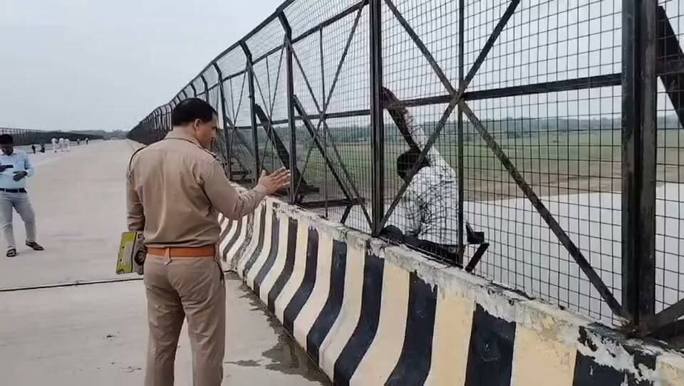 थाना अटेर पुलिस और यूपी पुलिस की मुस्तैदी से टला बड़ा हादसा: चंबल नदी के पुल से कूद रहे युवक को बचाकर दी नई जिंदगी
भिंड/अटेर:
थाना अटेर पुलिस की त्वरित कार्रवाई और संवेदनशीलता के चलते चंबल नदी के अटेर-जेतपुर पुल पर एक युवक की जान बच गई। मानसिक तनाव से ग्रसित युवक पुल पर चढ़कर नदी में कूदकर आत्महत्या का प्रयास कर रहा था। सूचना मिलते ही अटेर पुलिस और उत्तर प्रदेश के आगरा जिले की खैराराठौर पुलिस टीम ने मौके पर पहुंचकर सूझबूझ से युवक को सुरक्षित नीचे उतारा।
संवाद और धैर्य से शांत किया तनाव
घटना की सूचना मिलते ही पुलिस टीम बिना समय गंवाए मौके पर पहुंची। स्थिति की गंभीरता को देखते हुए पुलिस अधिकारियों और जवानों ने धैर्य का परिचय दिया। पुलिस ने युवक से लगातार बातचीत कर उसका ध्यान भटकाया और उसकी समस्याओं को सहानुभूतिपूर्वक सुना। आत्मीय व्यवहार और समझाइश के बाद युवक का गुस्सा और तनाव शांत हुआ, जिसके बाद उसे सुरक्षित पुल से नीचे उतार लिया गया। पुल से उतारने के बाद पुलिस ने युवक की प्राथमिक काउंसलिंग भी की।
संयुक्त कार्रवाई की हो रही सराहना
इस पूरे रेस्क्यू ऑपरेशन में मध्य प्रदेश और उत्तर प्रदेश पुलिस का आपसी समन्वय काबिले तारीफ रहा। स्थानीय नागरिकों ने पुलिस बल के इस मानवीय और संवेदनशील चेहरे की जमकर सराहना की है।
सराहनीय भूमिका निभाने वाली टीम:
थाना अटेर (म.प्र.): निरीक्षक महेश शर्मा, उप निरीक्षक बृजेन्द्र सिंह तोमर, सहायक उप निरीक्षक हुकम सिंह चौधरी, सहायक उप निरीक्षक सुभाष गौतम, प्रधान आरक्षक 484 रामदास गुप्ता, आरक्षक 656 अंकित शर्मा, आरक्षक 937 पदम सिंह, आरक्षक 123 नीरज जाट, आरक्षक 691 विनय सिंह, आरक्षक 554 नरेन्द्र, आरक्षक 1052 पवन शर्मा एवं आरक्षक 537 अनुज।
थाना खैराराठौर (आगरा, उ.प्र.): उप निरीक्षक गुरविन्दर सिंह (थाना प्रभारी) एवं उनकी टीम। #ater #bhind #police #bhindnews #chambalriversafari