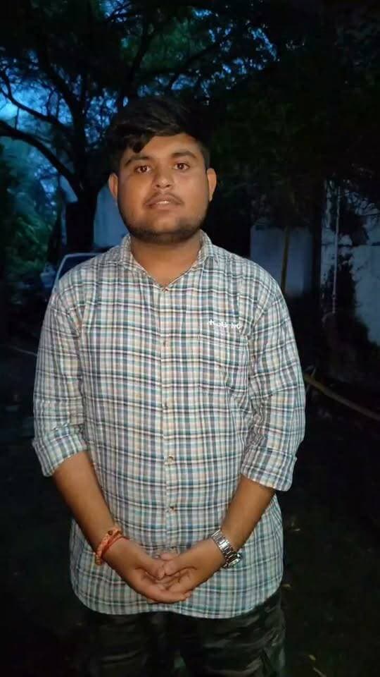 पचपेड़ा तिराहा से सुबह 8 बजे निकलेगी बाबा वनखण्डेश्वर धाम रथ यात्रा, नगरवासियों से अधिक से अधिक संख्या में शामिल होने की अपील
बाबा वनखण्डेश्वर धाम कांवड़ यात्रा 2026 के संयोजक राम मनोज शास्त्री ने लहार नगर की सभी माताओं, बहनों, बेटियों, युवाओं, समाजसेवियों, पत्रकार बंधुओं एवं समस्त नगरवासियों से भव्य बाबा वनखण्डेश्वर धाम रथ यात्रा में अधिक से अधिक संख्या में शामिल होने का आग्रह किया है।
राम मनोज शास्त्री ने बताया कि आज सुबह 8 बजे पचपेड़ा तिराहा पर सभी श्रद्धालु एकत्रित होंगे। इसके बाद बाबा वनखण्डेश्वर धाम का भव्य रथ पचपेड़ा तिराहा से प्रस्थान करेगा और पूरे नगर के प्रमुख मार्गों एवं बाजारों से होते हुए बाबा वनखण्डेश्वर धाम मंदिर पहुंचेगा।
उन्होंने विशेष रूप से लहार की सभी माताओं, बहनों और बेटियों से आग्रह किया कि वे सुबह 8 बजे पचपेड़ा तिराहा पर पहुंचकर इस धार्मिक एवं ऐतिहासिक आयोजन का हिस्सा बनें। साथ ही नगर के समाजसेवियों, पत्रकारों, युवाओं और प्रत्येक नागरिक से भी इस यात्रा में सहभागी बनने की अपील की गई है।
23 अगस्त की रात्रि को सांखुआ धाम के लिए रवाना हुई थी कांवड़ यात्रा
गौरतलब है कि 23 अगस्त की रात्रि 9 बजे मां मंगला देवी मंदिर, लहार के सामने से श्रद्धालु सांखुआ धाम, सेंवढ़ा के लिए रवाना हुए, जहां कांवड़ियों द्वारा पवित्र गंगाजल भरा गया। जिन श्रद्धालुओं के पास अपनी कांवड़ थी, वे उसे साथ लेकर पहुंचे, जबकि जिनके पास कांवड़ उपलब्ध नहीं थी, उनके लिए आयोजन समिति द्वारा कांवड़ की व्यवस्था की गई। श्रद्धालुओं की सुविधा के लिए आवागमन एवं वाहनों की व्यवस्था भी की गई।
सांखुआ धाम से गंगाजल लेकर कांवड़िए बाबा वनखण्डेश्वर धाम पहुंचेंगे और भगवान शिव का गंगाजल से अभिषेक करेंगे।
राम मनोज शास्त्री की नगरवासियों से अपील
संयोजक राम मनोज शास्त्री ने कहा कि बाबा वनखण्डेश्वर धाम कांवड़ यात्रा केवल एक धार्मिक आयोजन नहीं, बल्कि श्रद्धा, सेवा, सनातन संस्कृति और सामाजिक एकता का पर्व है। उन्होंने कहा कि लहार नगर के प्रत्येक परिवार की सहभागिता इस आयोजन को और भव्य बनाएगी।
उन्होंने सभी नगरवासियों से आह्वान किया कि सुबह 8 बजे पचपेड़ा तिराहा पहुंचें, बाबा वनखण्डेश्वर धाम के रथ के साथ चलें और इस पावन यात्रा को सफल बनाने में अपनी सहभागिता दें।
“आप सभी का साथ ही बाबा वनखण्डेश्वर धाम की इस भव्य यात्रा की शक्ति है। आइए, परिवार सहित पधारें और बाबा के इस पावन आयोजन के साक्षी बनें।”