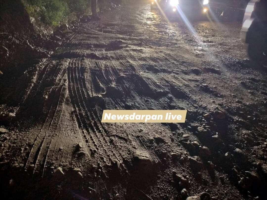 काठगोदाम,गुलाबघाटी पे आया मलबा,ट्रक हुआ खराब।लगा बड़ा जाम।🚨