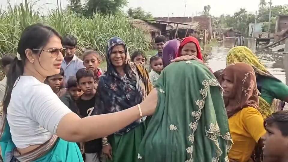 कलेक्टर हो तो इन मैडम जैसा!
"बुखार हुआ है आपको, मौसम ठंडा हुआ है, मैं देखती हूं अगर मेरे बैग में दवाई होगी।" — कलेक्टर कविता मीणा
ऐसे मृदुभाषी और संवेदनशील अधिकारी को देखकर पीड़ित की आधी समस्या तो खुद ही खत्म हो जाती है। उत्तर प्रदेश के हापुड़ जिला कलेक्टर कविता मीना जब गढ़मुक्तेश्वर में बाढ़ प्रभावितों का हाल जानने पहुंचीं तो वहां डीएम का एक बेहद भावुक और मानवीय चेहरा सामने आया।
जब एक बुजुर्ग ने अपनी तबीयत खराब होने की बात कही, तो डीएम कविता मीना ने बेहद आत्मीयता से कहा—
"बुखार हुआ है आपको, मौसम ठंडा हुआ है, मैं देखती हूं अगर मेरे बैग में दवाई होगी।"
जनता को ऐसे ही संवेदनशील और मानवीय अधिकारियों की जरूरत है। 🙏