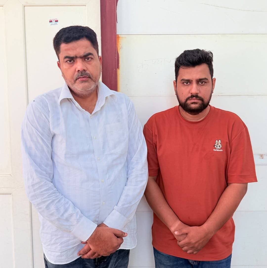 करोड़ों की ठगी के मामले में 2 इनामी आरोपी गिरफ्तार
कोटा। आरकेपुरम थाना पुलिस और डीएसटी टीम ने संयुक्त कार्रवाई करते हुए उजाला मिल्क प्रॉड्यूसर कंपनी में करीब 1.05 करोड़ रुपए के गबन के मामले में तीन साल से फरार चल रहे दो इनामी आरोपियों को गिरफ्तार किया है। पुलिस ने आरोपी अनुराग पराशर और दीपक श्रेष्ठी को पकड़ा है। दोनों पर 5-5 हजार रुपए का इनाम घोषित था।
पुलिस के अनुसार, आरोपियों पर कंपनी के खातों से रुपए अपने निजी बैंक खातों में ट्रांसफर कर कंपनी को आर्थिक नुकसान पहुंचाने का आरोप है। मामले में शिकायत दर्ज होने के बाद से दोनों आरोपी लगातार फरार चल रहे थे और पुलिस उनकी तलाश में जुटी थी।
तीन साल से पुलिस को दे रहे थे चकमा
आरोपियों की गिरफ्तारी के लिए पुलिस टीमों ने लगातार प्रयास किए। करीब तीन साल से फरार दोनों आरोपियों पर पुलिस ने इनाम घोषित किया था। आरकेपुरम थाना पुलिस और डीएसटी टीम ने संयुक्त कार्रवाई करते हुए दोनों को गिरफ्तार कर लिया।
पुलिस अब आरोपियों से पूछताछ कर रही है। पूछताछ में ठगी की रकम के इस्तेमाल, बैंक खातों में किए गए ट्रांजेक्शन और मामले से जुड़े अन्य लोगों की भूमिका को लेकर महत्वपूर्ण जानकारी सामने आने की उम्मीद है।
पुलिस की कार्रवाई के बाद करोड़ों के गबन के इस मामले में जांच आगे बढ़ गई है।