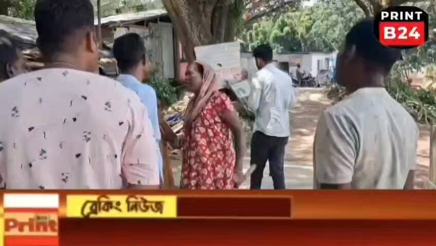 লালবাগ সদরঘাটে ত্রিপল বদল ঘিরে উ!ত্তে!জ!না, শৌচালয় নির্মাণে দখলদারির অভিযোগ।