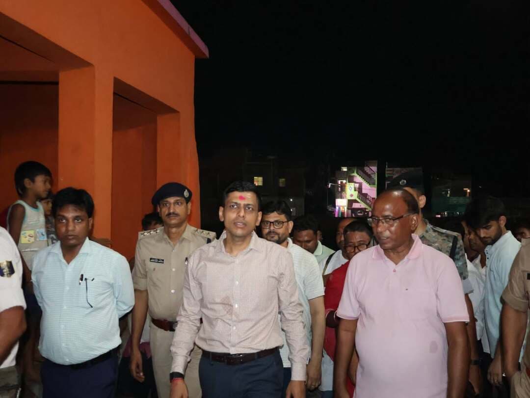 श्रावणी मेला 2026 की अंतिम सोमवारी को होने वाली श्रद्धालुओं की संभावित भीड़ को देखते हुए जिला पदाधिकारी, बांका द्वारा आज रविवार को देर शाम जेठौरनाथ मंदिर एवं धनकुंड नाथ महादेव मंदिर का निरीक्षण किया गया।
निरीक्षण के क्रम में जिला पदाधिकारी द्वारा मंदिर परिसर एवं आसपास के क्षेत्रों में भीड़ नियंत्रण, यातायात प्रबंधन, पेयजल, बैरिकेडिंग, साफ-सफाई, प्रकाश व्यवस्था, पार्किंग एवं श्रद्धालुओं की सुविधा से संबंधित व्यवस्थाओं का जायजा लिया गया। उन्होंने संबंधित पदाधिकारियों को श्रद्धालुओं की सुविधा एवं सुरक्षा को सर्वोच्च प्राथमिकता देते हुए सभी आवश्यक व्यवस्थाएं समय पर सुनिश्चित करने का निर्देश दिया।
जिला पदाधिकारी ने सभी प्रतिनियुक्त पदाधिकारियों एवं कर्मियों को पूरी तरह सजग एवं मुस्तैद रहने का निर्देश दिया। उन्होंने कहा कि श्रद्धालुओं की भीड़ को व्यवस्थित तरीके से नियंत्रित करते हुए यातायात व्यवस्था सुचारू बनाए रखें तथा किसी भी आकस्मिक स्थिति से निपटने के लिए पूरी तरह तत्पर रहें।
उन्होंने सभी प्रतिनियुक्त पदाधिकारियों एवं कर्मियों को श्रद्धालुओं के साथ सौम्य, शालीन एवं सहयोगात्मक व्यवहार करने का निर्देश दिया। साथ ही, श्रद्धालुओं को किसी प्रकार की असुविधा न हो, इसका विशेष ध्यान रखने को कहा।
जिला पदाधिकारी ने निर्देश दिया कि मंदिर परिसर एवं मंदिर तक जाने वाले मार्गों पर प्रकाश व्यवस्था में किसी प्रकार की कमी नहीं होनी चाहिए। उन्होंने संबंधित पदाधिकारियों को सभी आवश्यक स्थानों पर पर्याप्त रोशनी की व्यवस्था सुनिश्चित करने का निर्देश दिया।
उन्होंने श्रद्धालुओं के लिए पर्याप्त एवं सुचारू पेयजल व्यवस्था सुनिश्चित करने का निर्देश दिया। साथ ही, संभावित भीड़ को देखते हुए स्वास्थ्य व्यवस्था को भी सुदृढ़ रखने तथा आवश्यक स्थानों पर मेडिकल टीम, दवाइयां एवं अन्य चिकित्सा सुविधाएं उपलब्ध रखने को कहा, ताकि आवश्यकता पड़ने पर श्रद्धालुओं को तत्काल स्वास्थ्य सुविधा उपलब्ध कराई जा सके।
यातायात एवं सुरक्षा व्यवस्था को लेकर भी जिला पदाधिकारी ने विशेष निर्देश दिए। उन्होंने सभी प्रतिनियुक्त दंडाधिकारियों एवं तैनात पुलिस पदाधिकारियों को अपने-अपने निर्धारित स्थलों पर पूरी सतर्कता के साथ ड्यूटी करने तथा श्रद्धालुओं के आवागमन को सुगम एवं व्यवस्थित बनाए रखने का निर्देश दिया। उन्होंने कहा कि भीड़ बढ़ने की स्थिति में तत्काल आवश्यक कार्रवाई करते हुए यातायात को नियंत्रित किया जाए तथा श्रद्धालुओं की सुरक्षा में किसी प्रकार की लापरवाही नहीं होनी चाहिए।
जिला पदाधिकारी ने सभी संबंधित पदाधिकारियों को आपसी समन्वय एवं बेहतर तालमेल के साथ कार्य करते हुए श्रद्धालुओं की सुरक्षा, सुविधा एवं सुगम आवागमन सुनिश्चित करने का निर्देश दिया।
धनकुंड नाथ महादेव मंदिर का भी किया निरीक्षण
जेठौरनाथ मंदिर का निरीक्षण करने के पश्चात देर रात जिला पदाधिकारी द्वारा धनकुंड नाथ महादेव मंदिर का भी निरीक्षण किया गया। निरीक्षण के क्रम में उन्होंने मंदिर परिसर एवं आसपास के क्षेत्रों में श्रद्धालुओं की सुविधा, सुरक्षा, भीड़ नियंत्रण, यातायात, पेयजल, साफ-सफाई, प्रकाश व्यवस्था, बैरिकेडिंग एवं अन्य आवश्यक व्यवस्थाओं का जायजा लिया।
उन्होंने संबंधित पदाधिकारियों को संभावित भीड़ के मद्देनजर सभी व्यवस्थाओं को दुरुस्त रखने तथा श्रद्धालुओं के सुगम एवं सुरक्षित आवागमन के लिए आवश्यक कार्रवाई सुनिश्चित करने का निर्देश दिया। साथ ही, सभी प्रतिनियुक्त पदाधिकारियों एवं कर्मियों को अपने-अपने दायित्वों का पूरी तत्परता एवं जिम्मेदारी के साथ निर्वहन करने को कहा।
जिला पदाधिकारी ने कहा कि जिला प्रशासन की सर्वोच्च प्राथमिकता श्रद्धालुओं की सुरक्षा एवं उनके लिए बेहतर, सुगम एवं समुचित व्यवस्था सुनिश्चित करना है। उन्होंने कहा कि श्रद्धालुओं को किसी प्रकार की असुविधा न हो तथा उन्हें शांतिपूर्ण एवं सुरक्षित वातावरण में दर्शन की सुविधा मिले, इसके लिए सभी संबंधित पदाधिकारी एवं कर्मी पूरी तत्परता एवं समन्वय के साथ कार्य करें।