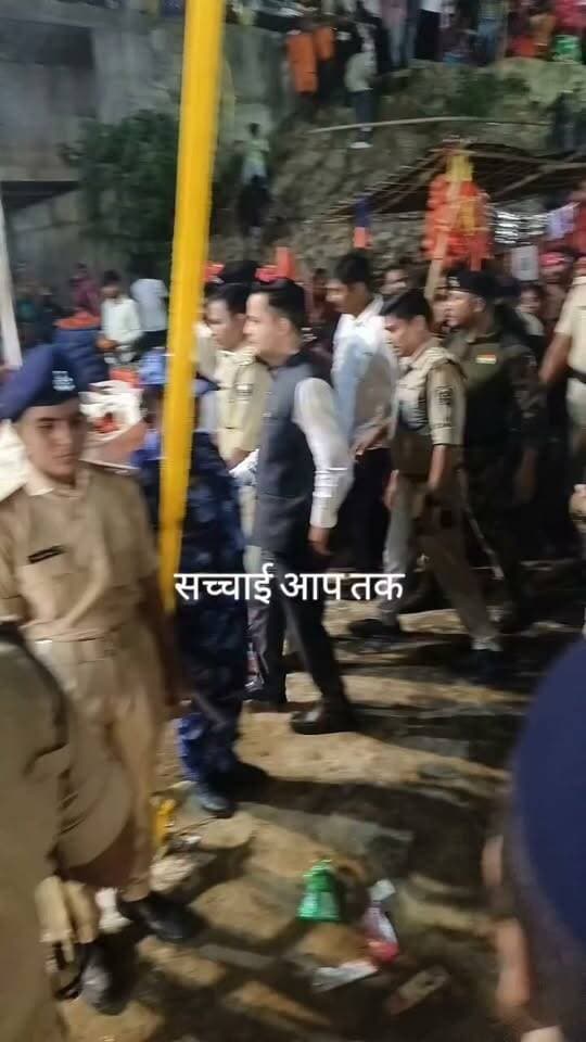 श्रावण मास के अंतिम सोमवारी को बलहा घाट पहुंचे #डीएम आनंद शर्मा एवं SSP योगेंद्र कुमार, साथ में SP शिवम धाकड़ पहुंचे।
#fb #fbviral #bolbam #short #viralreelsシ