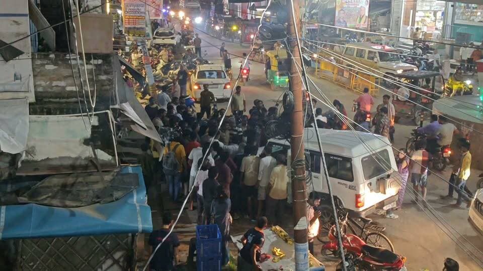 तेज रफ्तार बोलेरो का पीछा कर युवक ने बीच सड़क रोका, अटल बिहारी वाजपेयी चौराहे पर हंगामा
कथित टक्कर के बाद भाग रही बोलेरो को बाइक सवार ने घेरा, पुलिस की तत्परता से टला बड़ा विवाद
शहर कोतवाली पुलिस ने दोनों पक्षों को लिया हिरासत में, सीसीटीवी और साक्ष्यों के आधार पर जांच जारी
✒️ रिपोर्ट : सहयोगी शिवा गुप्ता के साथ जिला ब्यूरो अजय श्रीवास्तव
फतेहपुर। शहर कोतवाली क्षेत्र में रविवार देर शाम तेज रफ्तार बोलेरो और एक बाइक सवार युवक के बीच हुए घटनाक्रम ने कुछ देर के लिए अफरा-तफरी का माहौल पैदा कर दिया। प्रारंभिक जानकारी के अनुसार, कथित सड़क दुर्घटना के बाद बोलेरो चालक वाहन लेकर आगे बढ़ गया, जिसका पीछा करते हुए एक युवक ने अटल बिहारी वाजपेयी चौराहे के पास उसे रोक लिया। इसके बाद दोनों पक्षों के बीच सड़क पर विवाद की स्थिति बन गई। सूचना मिलते ही पुलिस मौके पर पहुंची और स्थिति को नियंत्रित कर लिया। फिलहाल पूरे घटनाक्रम की जांच जारी है।
फतेहपुर शहर के ज्वालागंज बस स्टॉप से लेकर अटल बिहारी वाजपेयी चौराहे तक रविवार देर शाम हाई-वोल्टेज ड्रामा देखने को मिला। प्रत्यक्षदर्शियों के अनुसार, एक सफेद रंग की बोलेरो तेज रफ्तार से ज्वालागंज बस स्टॉप की ओर से वर्मा तिराहा होते हुए शहर से बाहर की दिशा में जा रही थी। इसी दौरान एक मोटरसाइकिल सवार युवक ने बोलेरो का पीछा करना शुरू कर दिया।
बताया जा रहा है कि युवक ने अटल बिहारी वाजपेयी चौराहे के पास बोलेरो को रोक लिया, जिसके बाद दोनों पक्षों के बीच तीखी नोकझोंक और हाथापाई जैसी स्थिति बन गई। सड़क पर अचानक हुए विवाद को देखने के लिए बड़ी संख्या में लोग एकत्र हो गए, जिससे कुछ समय के लिए यातायात भी प्रभावित हुआ।
घटना की सूचना मिलते ही शहर कोतवाली प्रभारी निरीक्षक हेमंत कुमार मिश्रा पुलिस बल के साथ मौके पर पहुंचे। पुलिस ने तत्काल हस्तक्षेप करते हुए दोनों पक्षों को अलग कराया, भीड़ को नियंत्रित किया तथा बोलेरो चालक और युवक को पूछताछ के लिए अपने साथ ले गई।
प्रारंभिक जांच में क्या सामने आया?
पुलिस की प्रारंभिक पूछताछ में जानकारी मिली कि बोलेरो चालक ने कथित तौर पर ज्वालागंज बस स्टॉप के पास एक बाइक सवार को टक्कर मार दी थी। इसके बाद चालक वाहन लेकर मौके से आगे निकल गया। इसी कारण बाइक सवार युवक ने उसका पीछा किया और अटल बिहारी वाजपेयी चौराहे पर रोक लिया।
हालांकि, समाचार लिखे जाने तक पुलिस की ओर से यह आधिकारिक पुष्टि नहीं की गई थी कि टक्कर किस व्यक्ति को लगी थी, दुर्घटना में कोई घायल हुआ या नहीं, अथवा किसी वाहन को कितना नुकसान पहुंचा। इन सभी बिंदुओं की जांच जारी है।
पुलिस की सक्रियता से टला बड़ा विवाद
जिस समय दोनों पक्ष आमने-सामने थे, मौके पर सैकड़ों लोगों की भीड़ जमा हो गई थी। स्थिति तनावपूर्ण होने की आशंका थी, लेकिन पुलिस की त्वरित कार्रवाई से मामला बढ़ने से पहले ही नियंत्रित कर लिया गया। पुलिस अब घटनास्थल के आसपास लगे सीसीटीवी कैमरों की फुटेज, प्रत्यक्षदर्शियों के बयान तथा अन्य उपलब्ध साक्ष्यों के आधार पर पूरे घटनाक्रम की जांच कर रही है।
पुलिस अधिकारियों का कहना है कि जांच पूरी होने के बाद जो भी तथ्य सामने आएंगे, उसी के अनुरूप विधिक कार्रवाई की जाएगी।
फिलहाल यह मामला पुलिस जांच के अधीन है। कथित सड़क दुर्घटना, बोलेरो चालक के आगे बढ़ने तथा उसके बाद हुए विवाद की वास्तविक परिस्थितियां जांच और उपलब्ध साक्ष्यों के आधार पर ही स्पष्ट होंगी। ऐसे मामलों में आधिकारिक जांच पूरी होने से पहले किसी निष्कर्ष पर पहुंचना उचित नहीं होगा।
🟥 एनडी न्यूज़ आमजन से अपील करता है कि किसी भी सड़क दुर्घटना या विवाद की स्थिति में कानून अपने हाथ में न लें। यदि कोई वाहन दुर्घटना के बाद भागने का प्रयास करे तो उसकी सूचना तुरंत पुलिस को दें। प्रशासन से अनुरोध है कि सीसीटीवी फुटेज और तकनीकी साक्ष्यों के आधार पर निष्पक्ष जांच कर दोषी पाए जाने वालों के विरुद्ध कठोर कानूनी कार्रवाई सुनिश्चित की जाए।
👇👇👇
#NDNEWS #Fatehpur #BreakingNews #RoadRage #RoadAccident #Bolero #CityKotwali #HemantKumarMishra #UPPolice #TrafficSafety #LawAndOrder
👇👇
@dgpup
@RSSorg
@UPGovt
@wpl1090
@RSSgeet
@Uppolice
@MIB_India
@PMOIndia
@HMOIndia
@abmanglik
@VHPDigital
@igrangealld
@myogioffice
@InfoDeptUP
@dmfatehpur
@sdmsadarftp
@CMOfficeUP
@CMOUP_RC
@ChiefSecyUP
@ChiefSecyUP
@MahantYogiG
@FatehpurSdm
@fatehpurpolice
@BajrangDalOrg
@rashtrapatibhvn
@UPMahilaKalyan
@112UttarPradesh
@myogiadityanath
@CommissionerPrg
@ADGZonPrayagraj
👇👇
🟥 NDNEWS | दैनिक निष्पक्ष धारा
मुख्य संपादक/संस्थापक: राजन सिंह हाड़ा
सह-संपादक: शालिनी सिंह भदौरिया
📞 मोबाइल: 9696119696