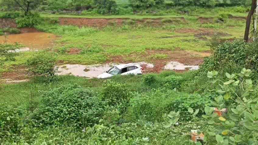 🚨 मंदसौर में बड़ा हादसा! राजाखेड़ी–नया खेड़ा के बीच कार तालाब में पलटी
मंदसौर के राजाखेड़ी और नया खेड़ा के बीच एक कार अनियंत्रित होकर सड़क किनारे खाई में पलटते हुए तालाब में जा गिरी। हादसे के बाद मौके पर लोगों की भीड़ जमा हो गई। घटना में किसी के हताहत होने या घायल होने की आधिकारिक जानकारी फिलहाल सामने नहीं आई है।
📍 मंदसौर, मध्य प्रदेश
#मंदसौर, #राजाखेड़ी, #नयाखेड़ा, #सड़कहादसा, #कारहादसा, #तालाब, #हादसा, #मंदसौरन्यूज, #मध्यप्रदेश, #ब्रेकिंगन्यूज, #यशस्वीदुनिया